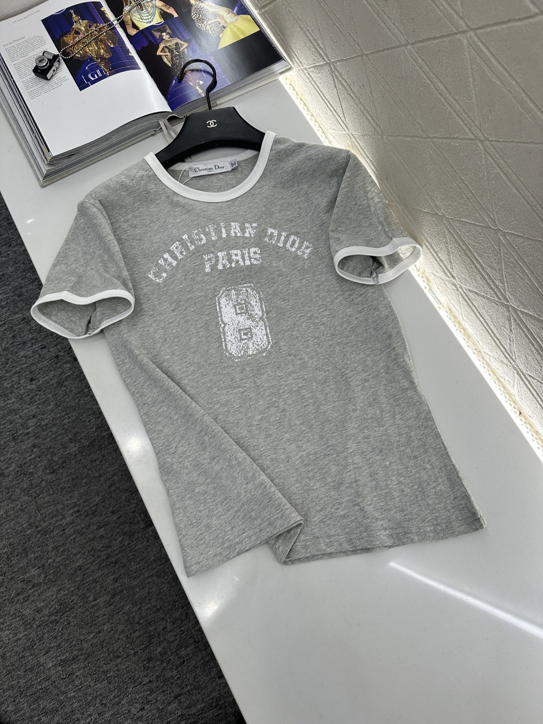 ♥Dio*♥2025新品上架 圆领印花做旧𝑇𝑒𝑒定制YB斜纹全棉材质，透气舒适，质感十足，常规短袖T恤裁