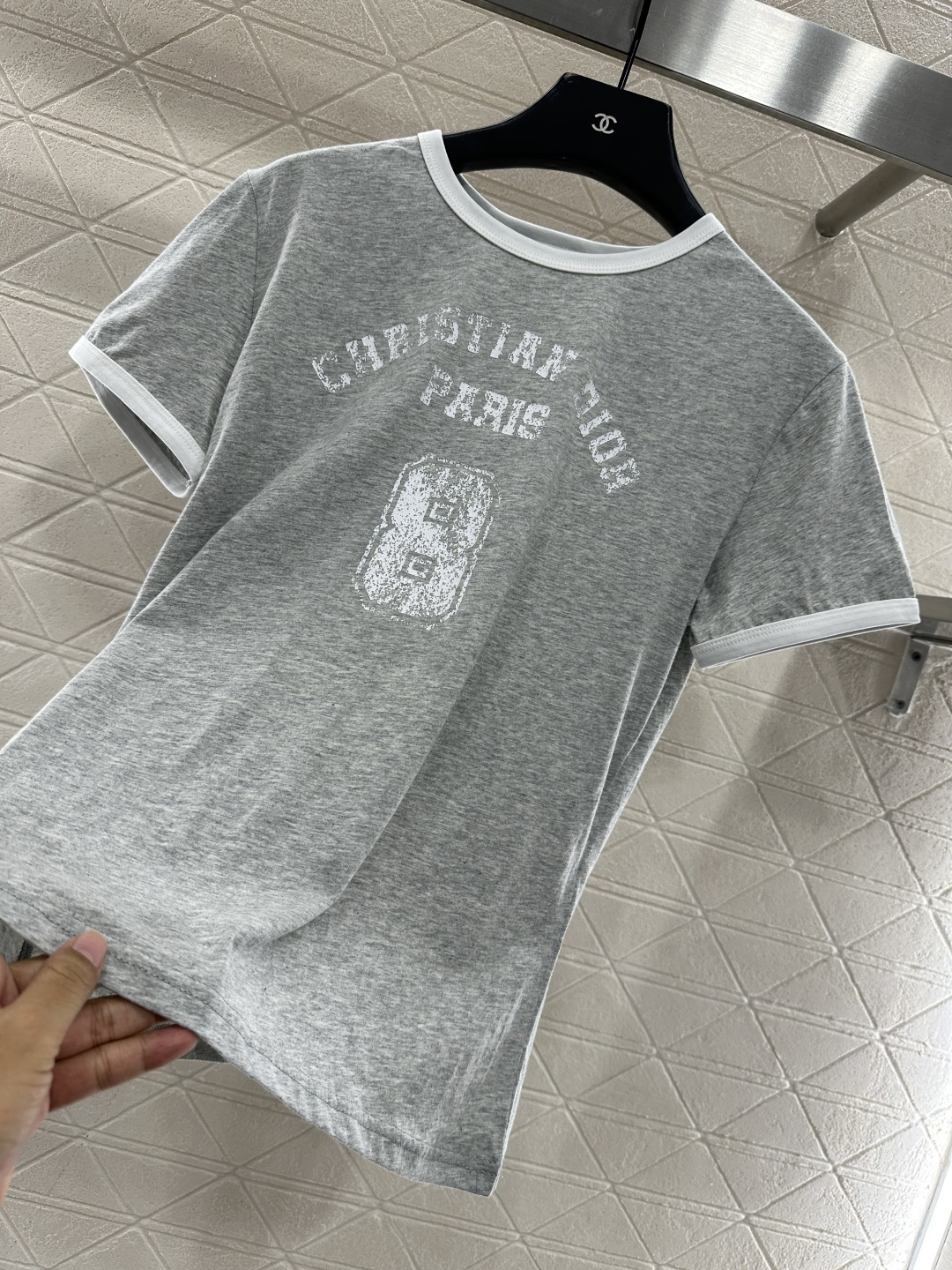 ♥Dio*♥2025新品上架 圆领印花做旧𝑇𝑒𝑒定制YB斜纹全棉材质，透气舒适，质感十足，常规短袖T恤裁