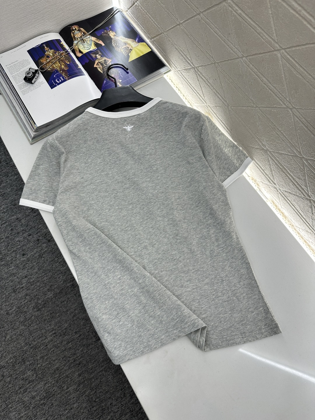 ♥Dio*♥2025新品上架 圆领印花做旧𝑇𝑒𝑒定制YB斜纹全棉材质，透气舒适，质感十足，常规短袖T恤裁