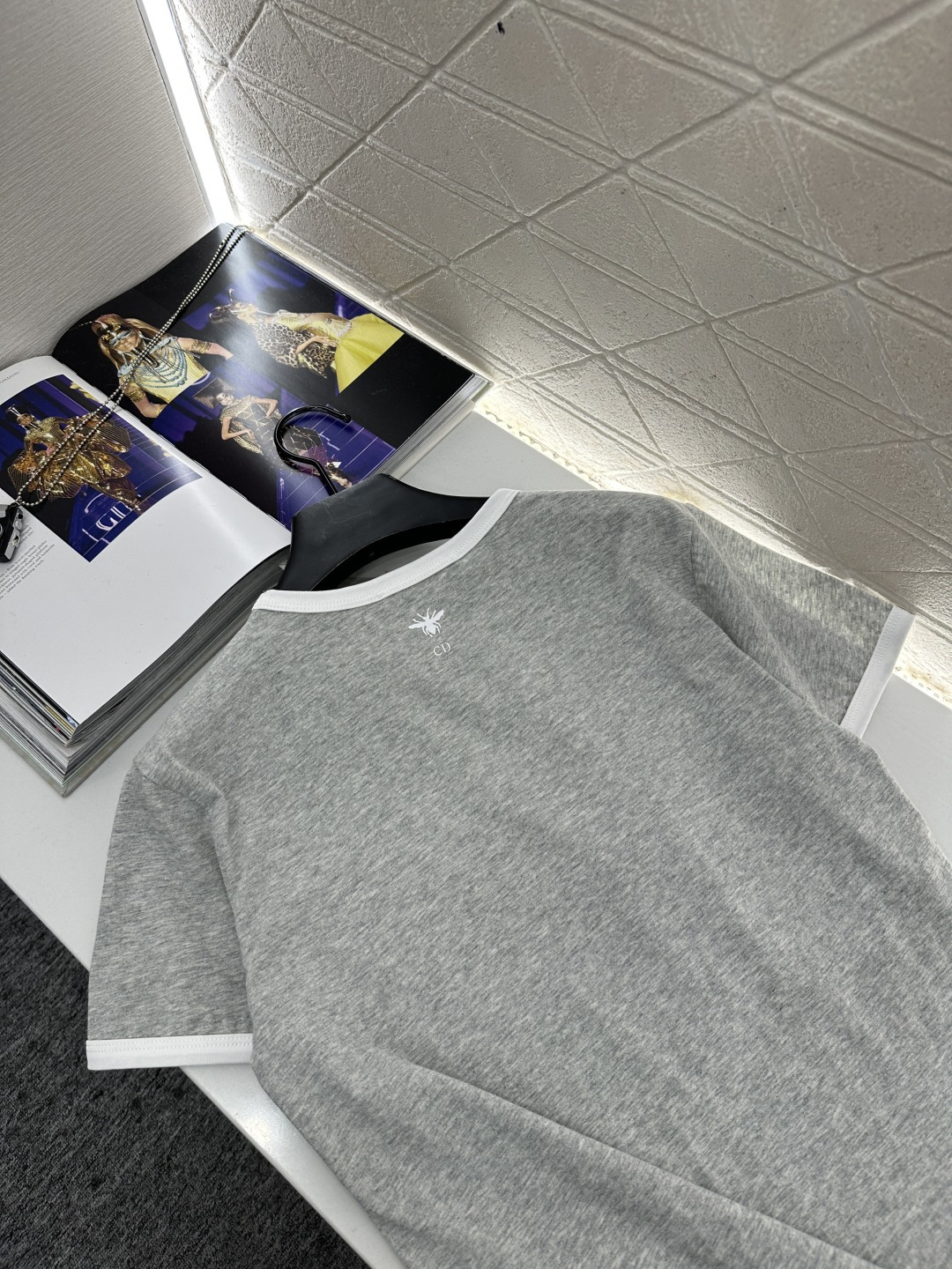 ♥Dio*♥2025新品上架 圆领印花做旧𝑇𝑒𝑒定制YB斜纹全棉材质，透气舒适，质感十足，常规短袖T恤裁