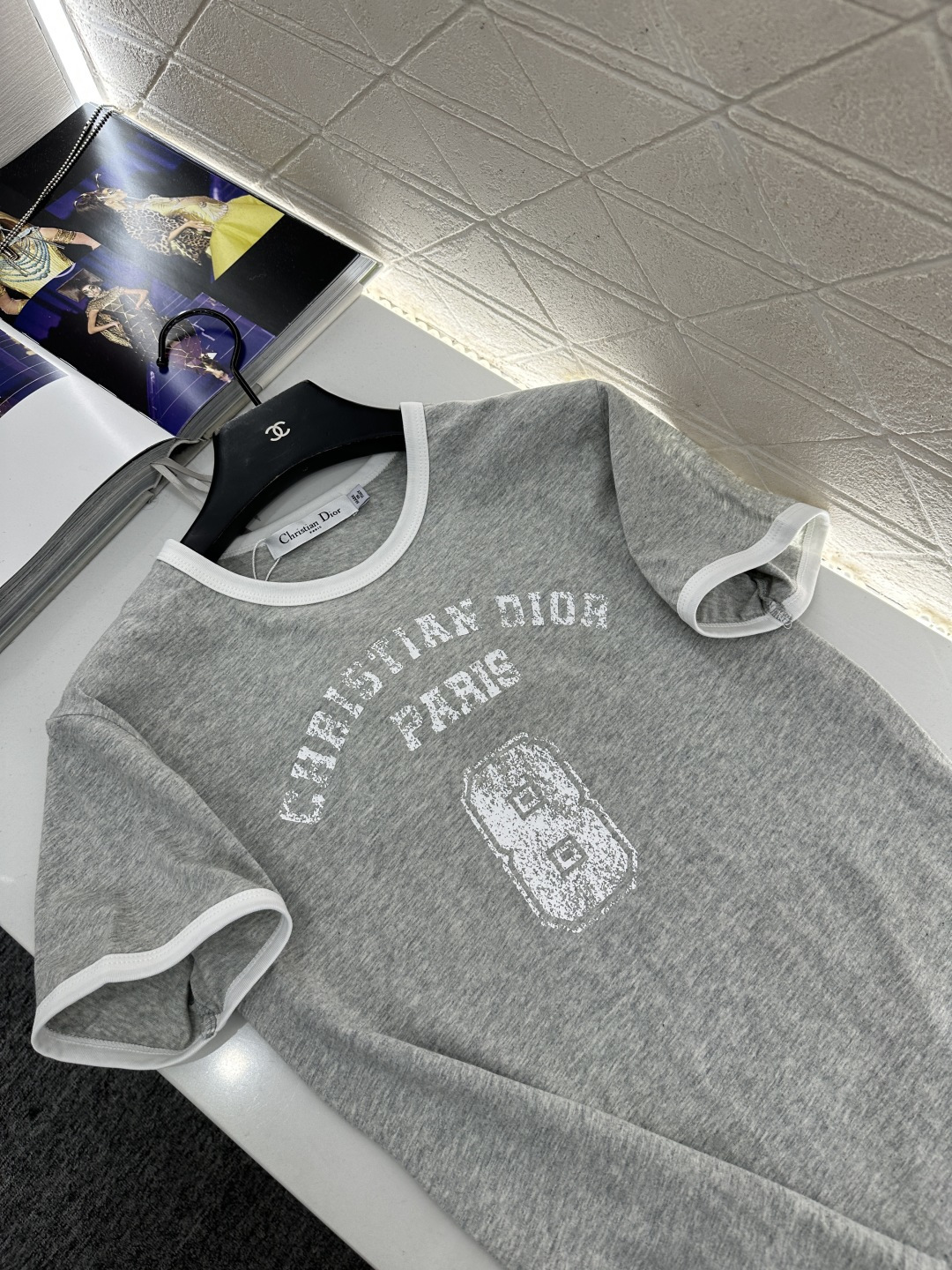 ♥Dio*♥2025新品上架 圆领印花做旧𝑇𝑒𝑒定制YB斜纹全棉材质，透气舒适，质感十足，常规短袖T恤裁