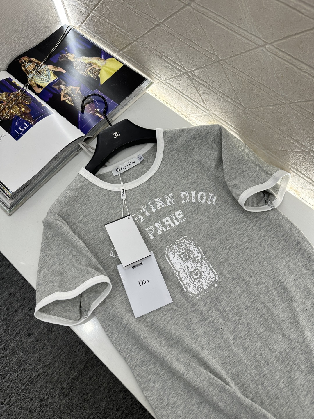 ♥Dio*♥2025新品上架 圆领印花做旧𝑇𝑒𝑒定制YB斜纹全棉材质，透气舒适，质感十足，常规短袖T恤裁