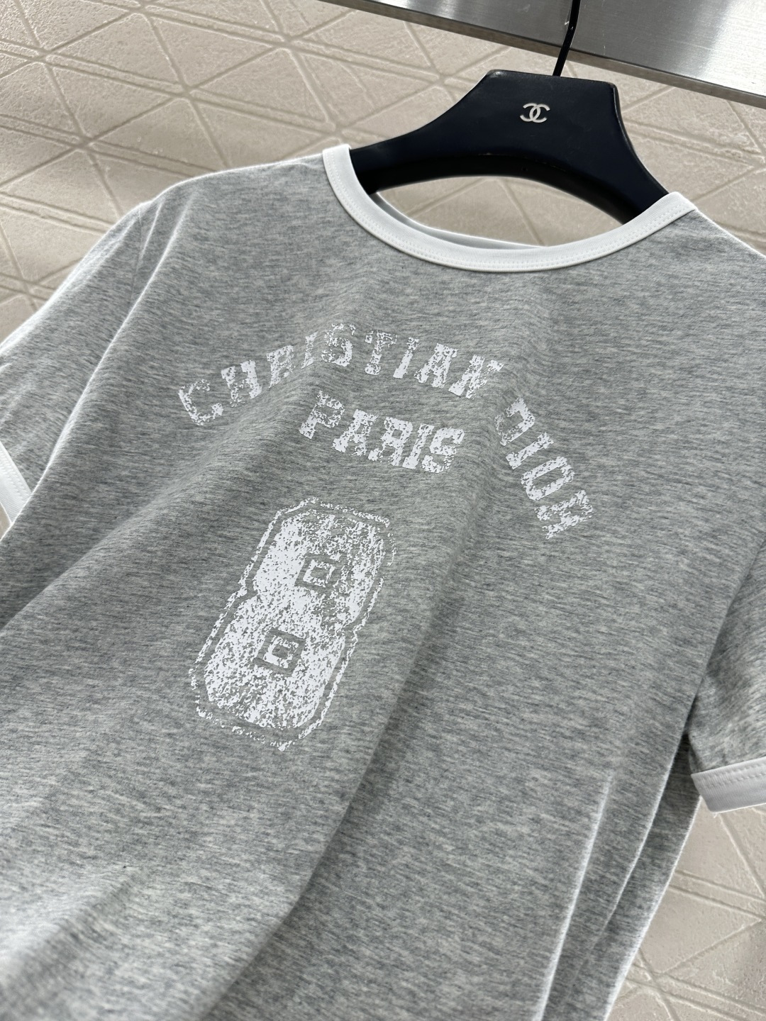 ♥Dio*♥2025新品上架 圆领印花做旧𝑇𝑒𝑒定制YB斜纹全棉材质，透气舒适，质感十足，常规短袖T恤裁