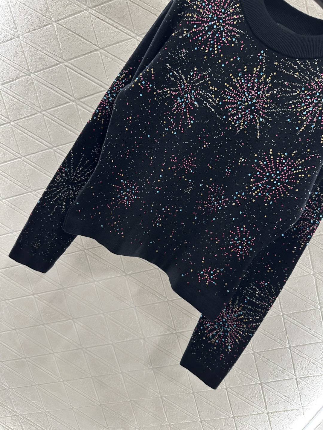 ♥Chane*♥2025新品上架 圆领烫钻提花针织上衣定制YB羊绒纱线织造，双层纱线厚度适中，适合秋冬，