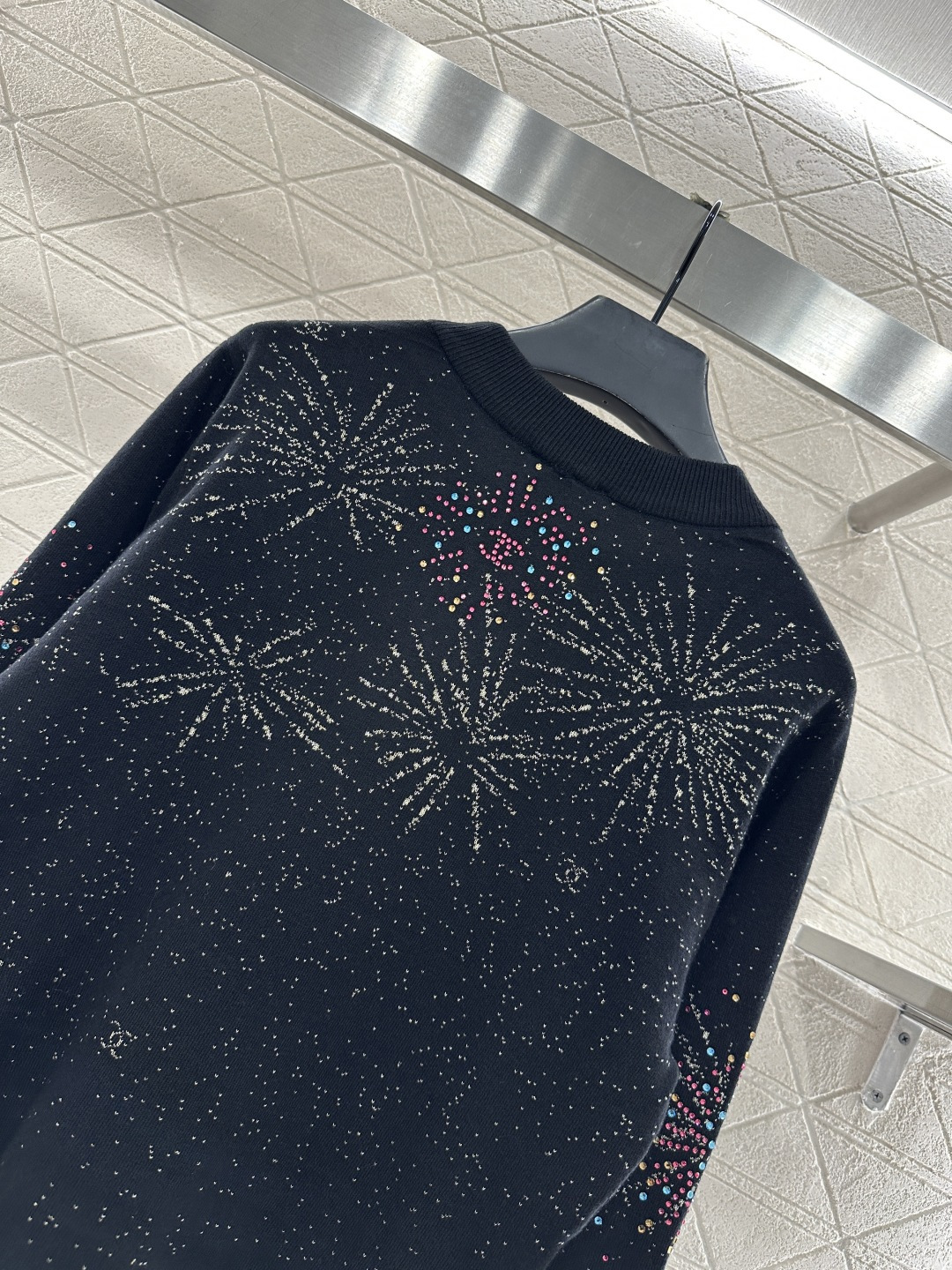 ♥Chane*♥2025新品上架 圆领烫钻提花针织上衣定制YB羊绒纱线织造，双层纱线厚度适中，适合秋冬，