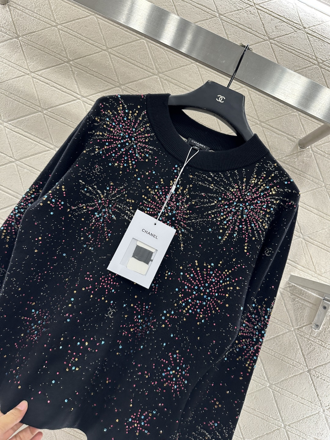 ♥Chane*♥2025新品上架 圆领烫钻提花针织上衣定制YB羊绒纱线织造，双层纱线厚度适中，适合秋冬，