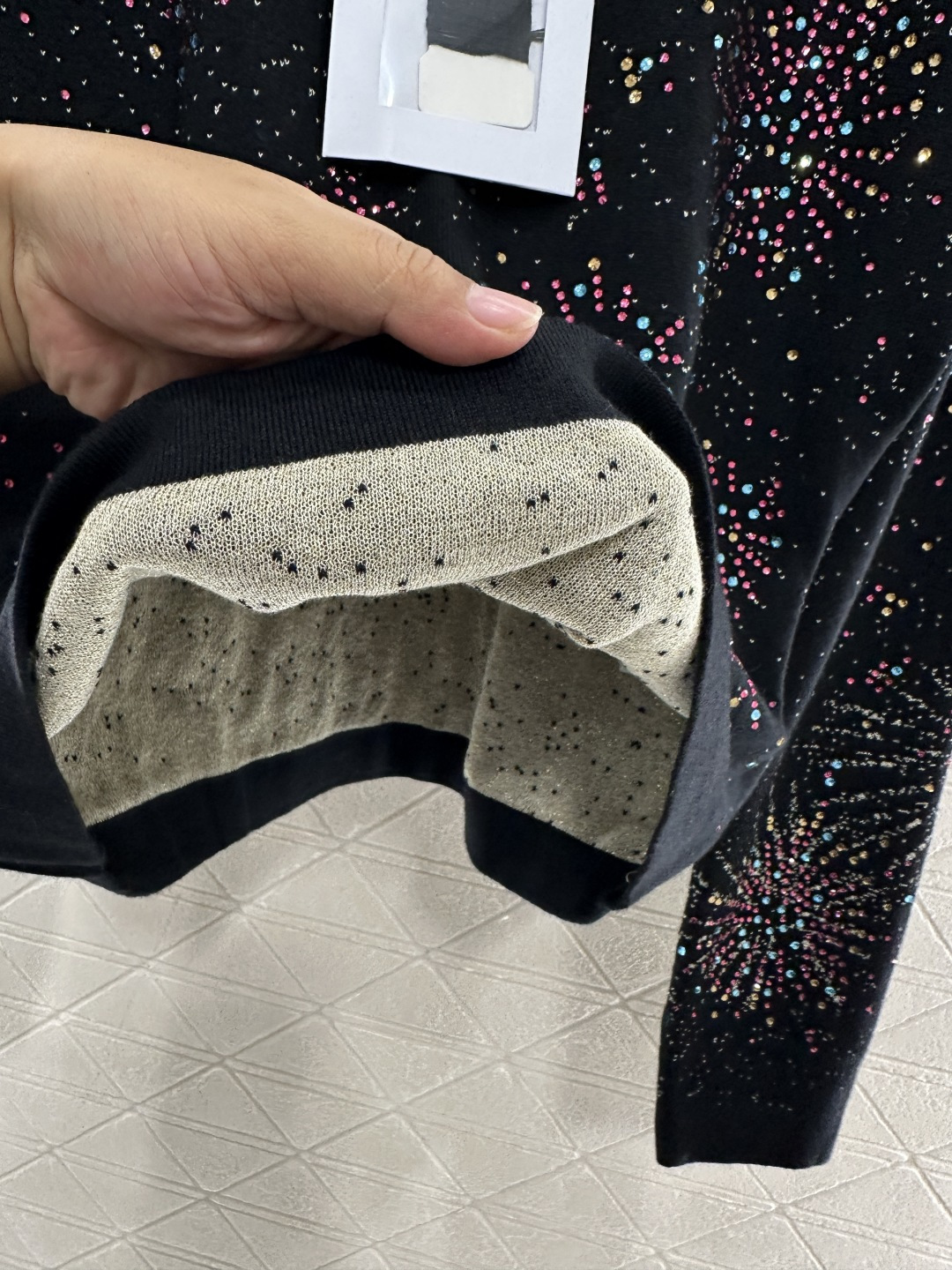 ♥Chane*♥2025新品上架 圆领烫钻提花针织上衣定制YB羊绒纱线织造，双层纱线厚度适中，适合秋冬，