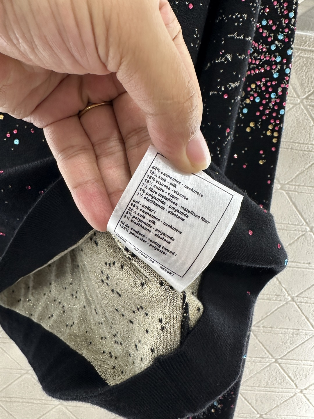 ♥Chane*♥2025新品上架 圆领烫钻提花针织上衣定制YB羊绒纱线织造，双层纱线厚度适中，适合秋冬，