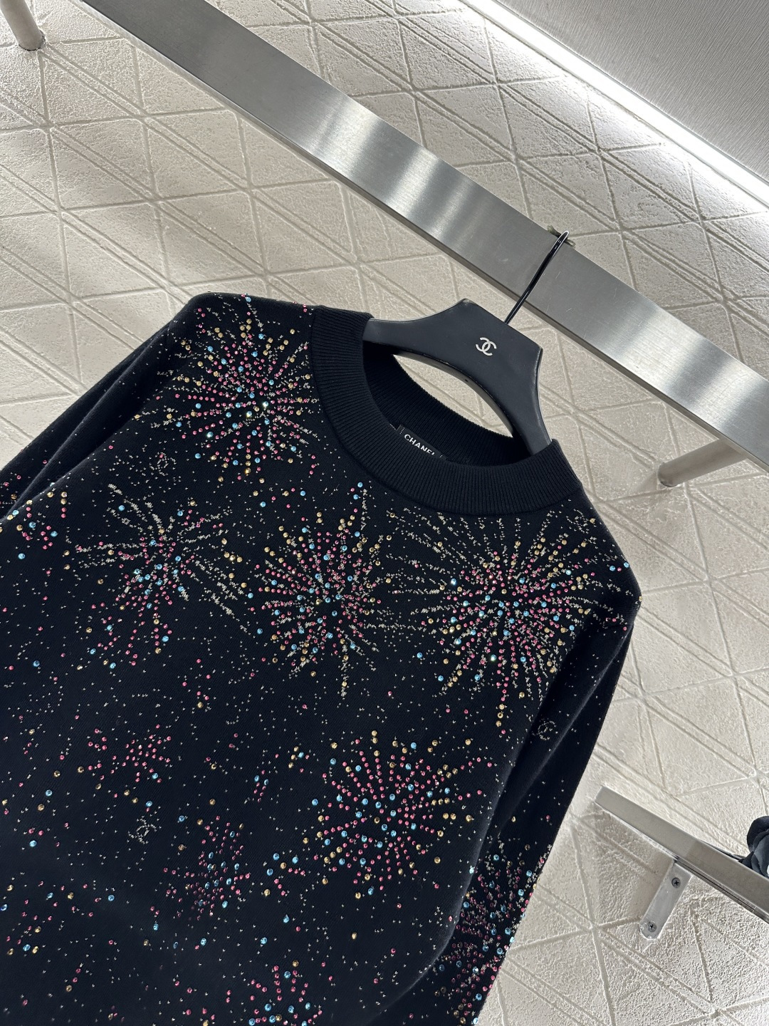 ♥Chane*♥2025新品上架 圆领烫钻提花针织上衣定制YB羊绒纱线织造，双层纱线厚度适中，适合秋冬，