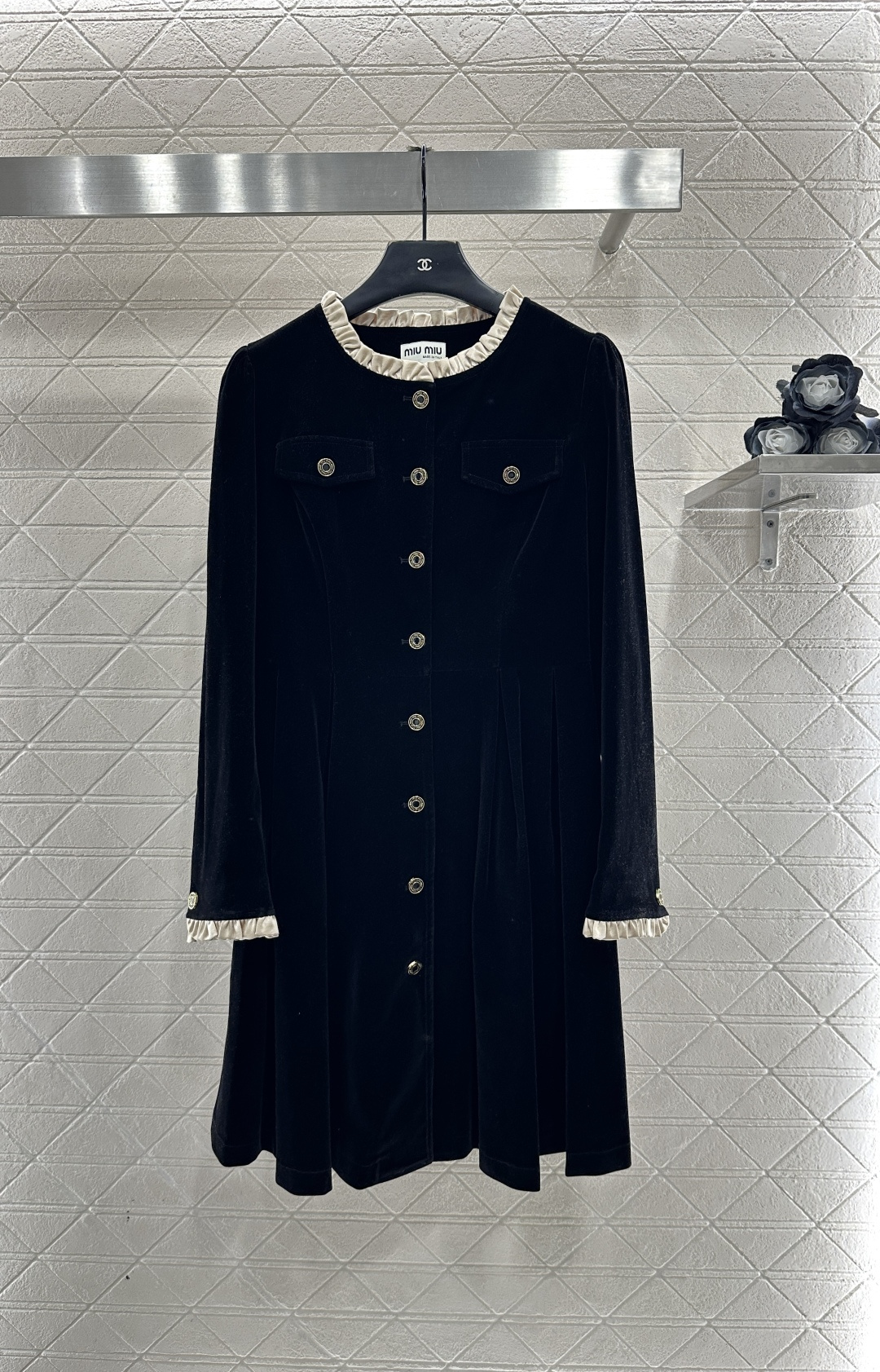 ♥Miumi*♥2025新品上架 圆领木耳边丝绒连衣裙定制YB进口丝绒材质，质感光泽，亲肤舒适，直筒裁剪