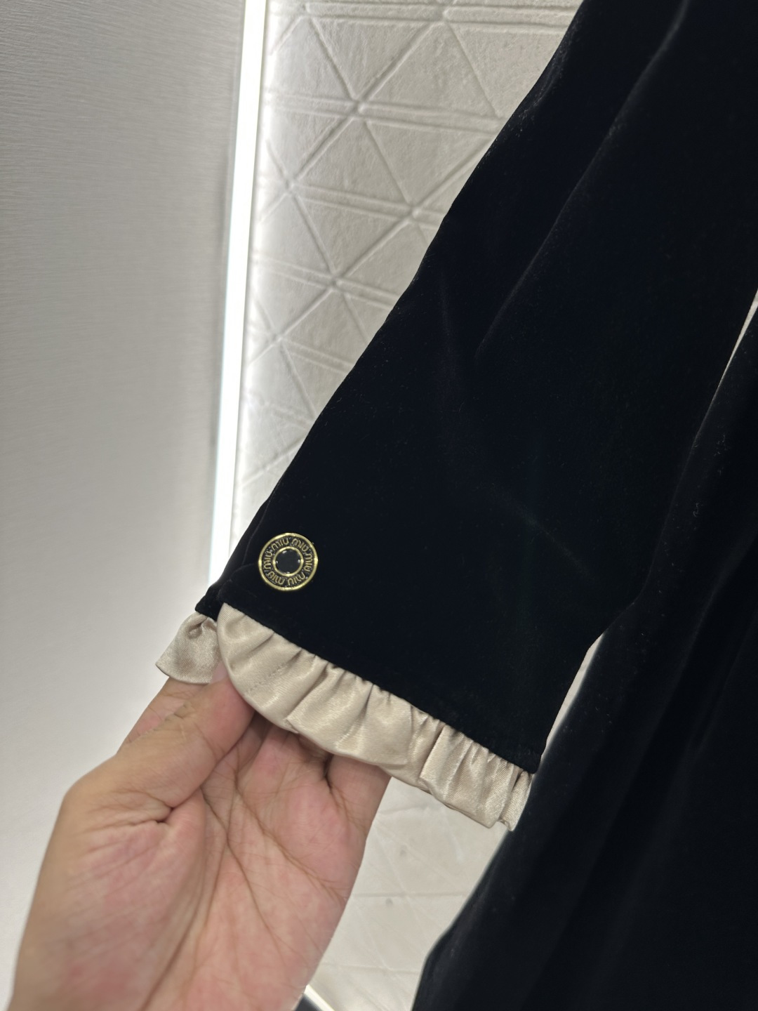 ♥Miumi*♥2025新品上架 圆领木耳边丝绒连衣裙定制YB进口丝绒材质，质感光泽，亲肤舒适，直筒裁剪