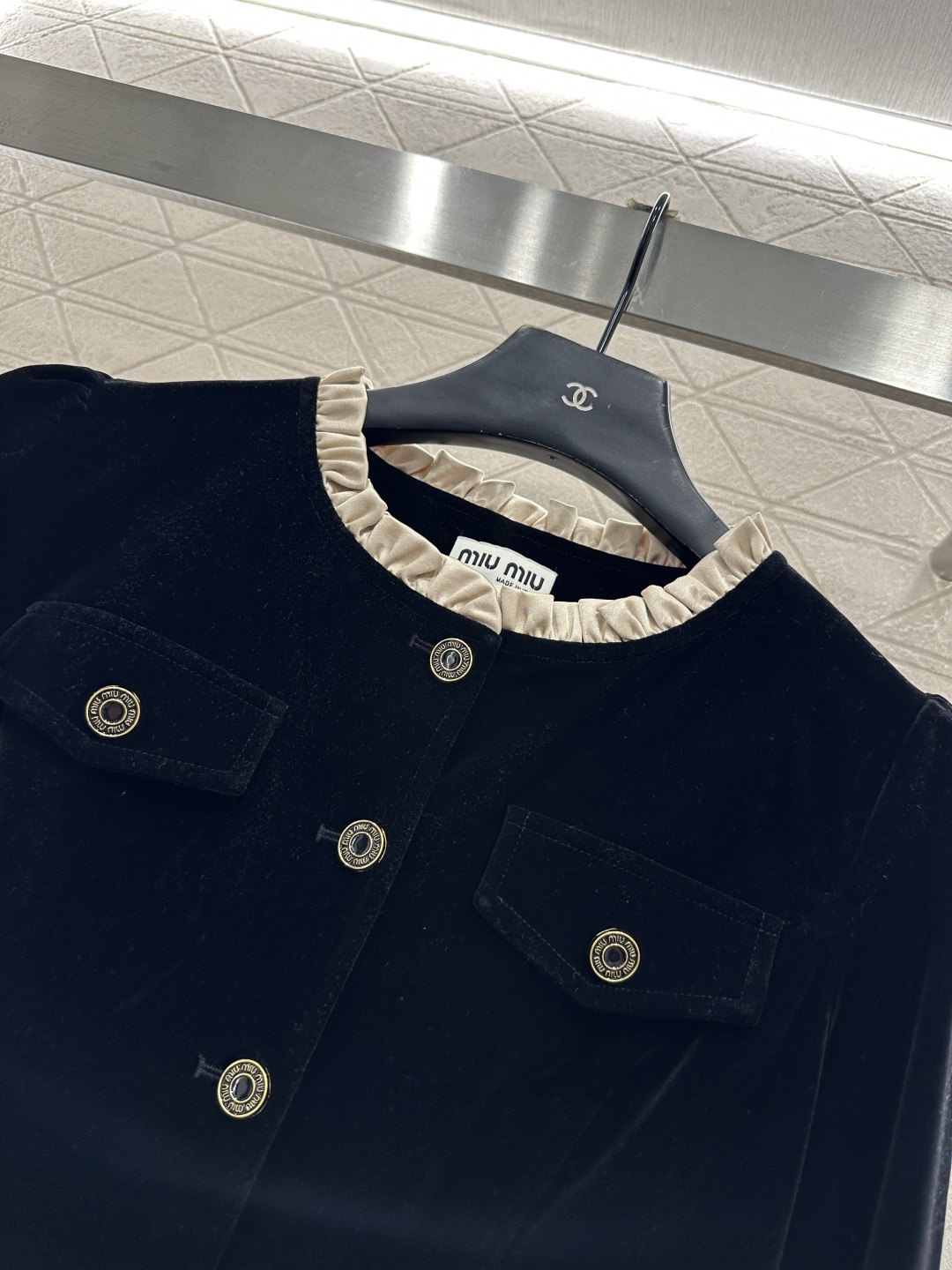 ♥Miumi*♥2025新品上架 圆领木耳边丝绒连衣裙定制YB进口丝绒材质，质感光泽，亲肤舒适，直筒裁剪