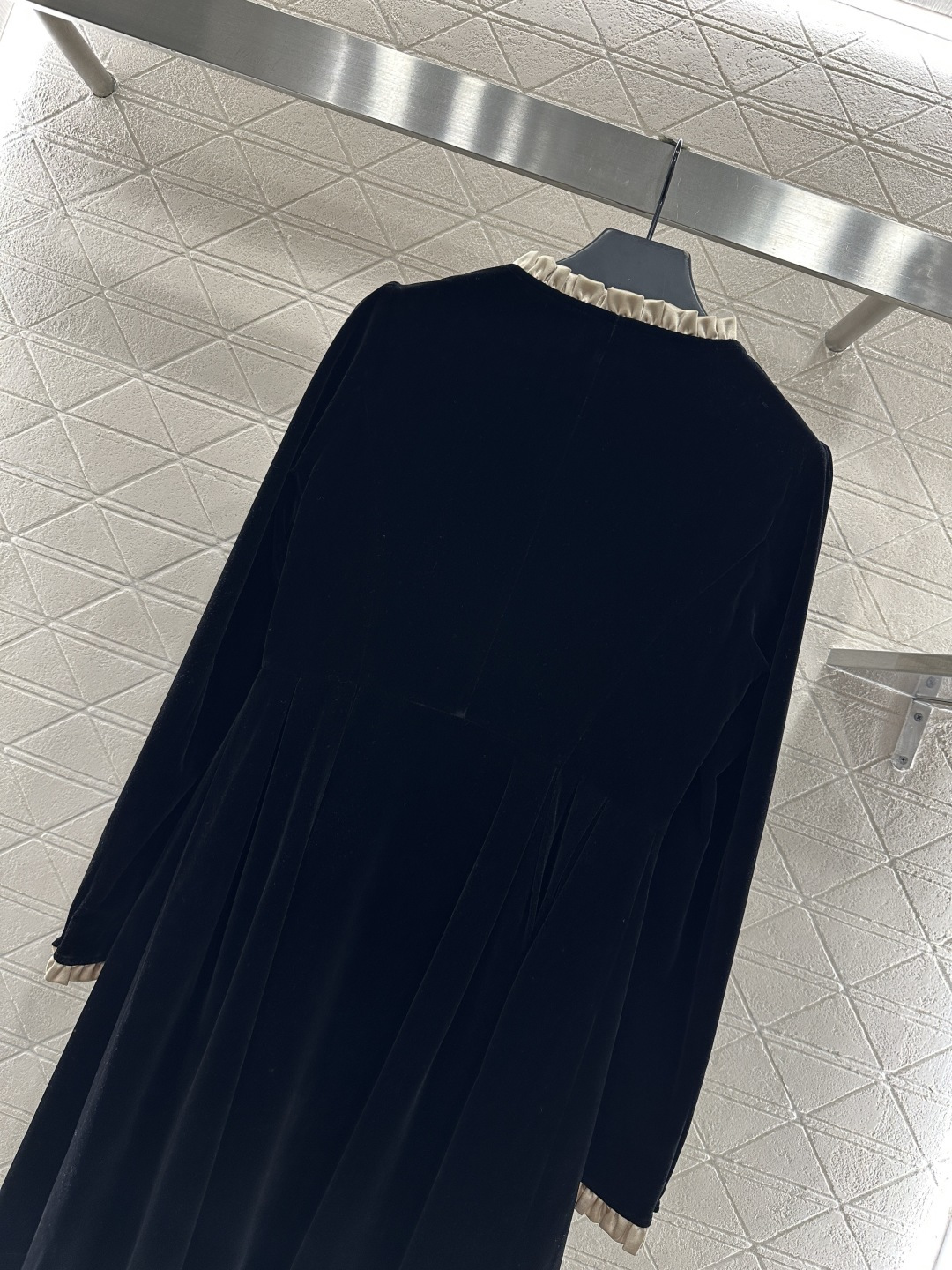 ♥Miumi*♥2025新品上架 圆领木耳边丝绒连衣裙定制YB进口丝绒材质，质感光泽，亲肤舒适，直筒裁剪