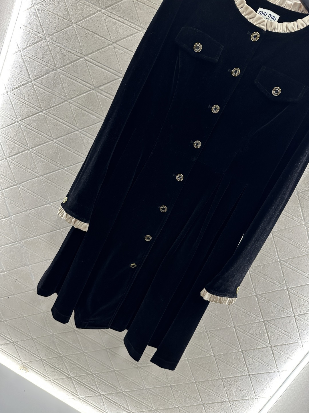 ♥Miumi*♥2025新品上架 圆领木耳边丝绒连衣裙定制YB进口丝绒材质，质感光泽，亲肤舒适，直筒裁剪