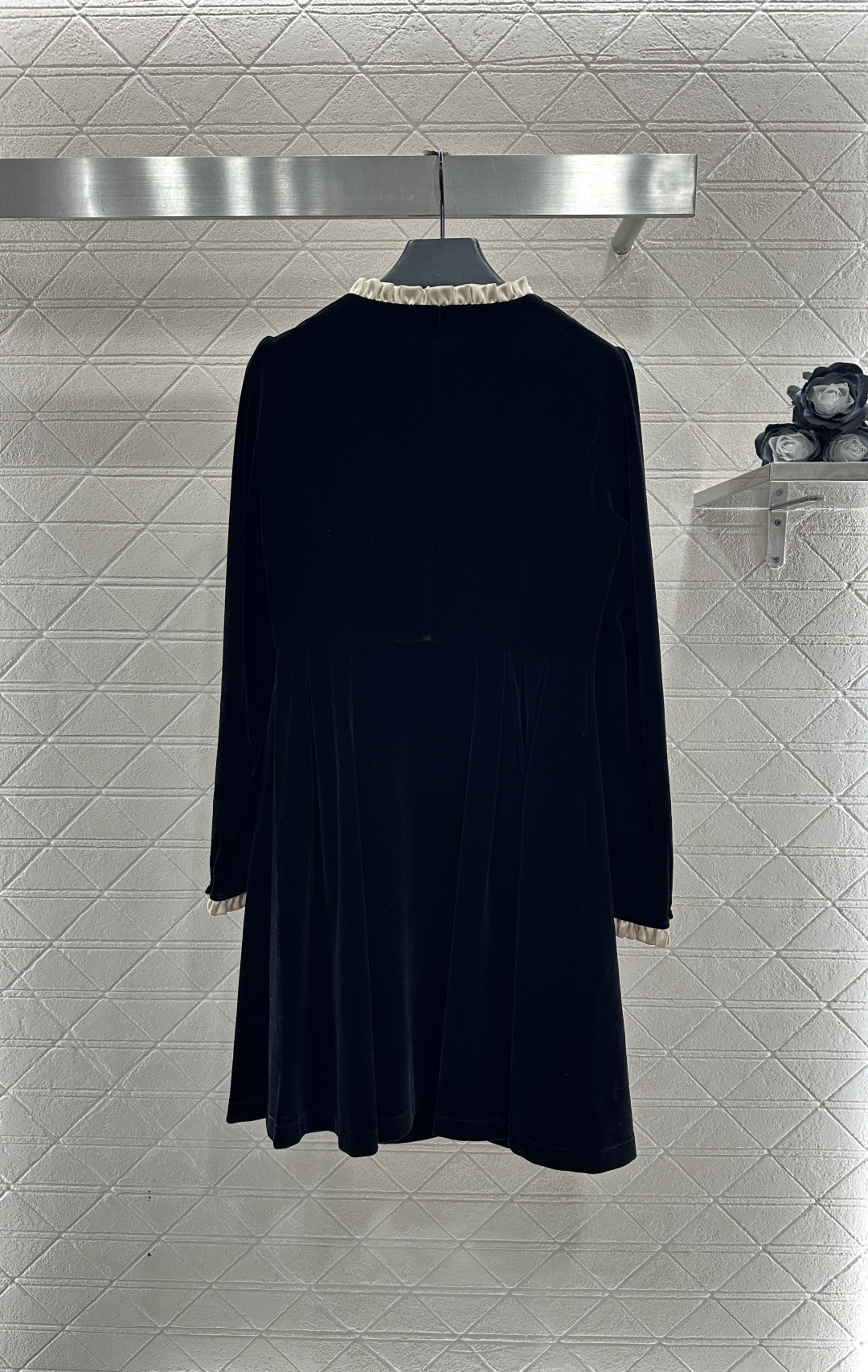 ♥Miumi*♥2025新品上架 圆领木耳边丝绒连衣裙定制YB进口丝绒材质，质感光泽，亲肤舒适，直筒裁剪