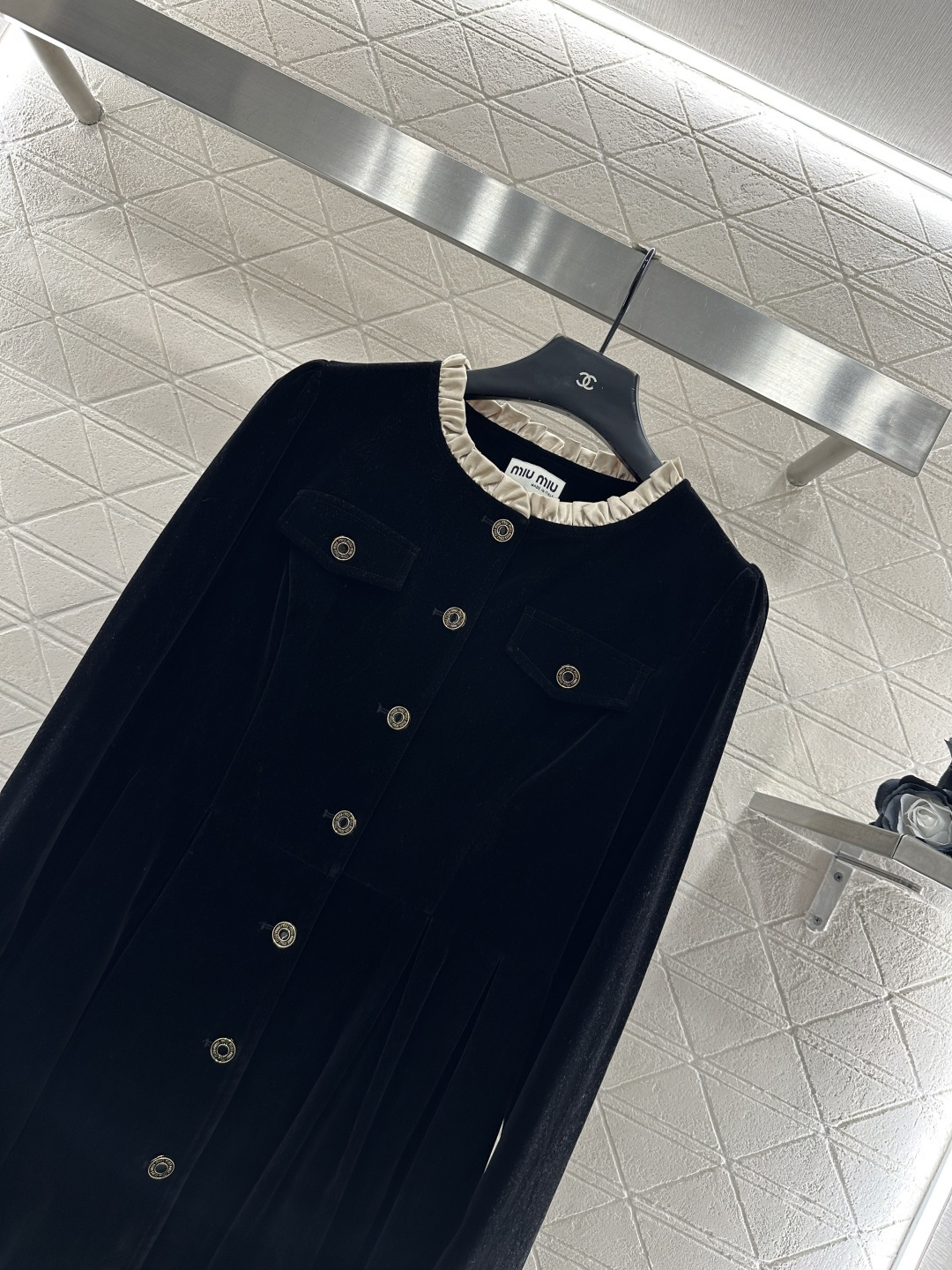 ♥Miumi*♥2025新品上架 圆领木耳边丝绒连衣裙定制YB进口丝绒材质，质感光泽，亲肤舒适，直筒裁剪