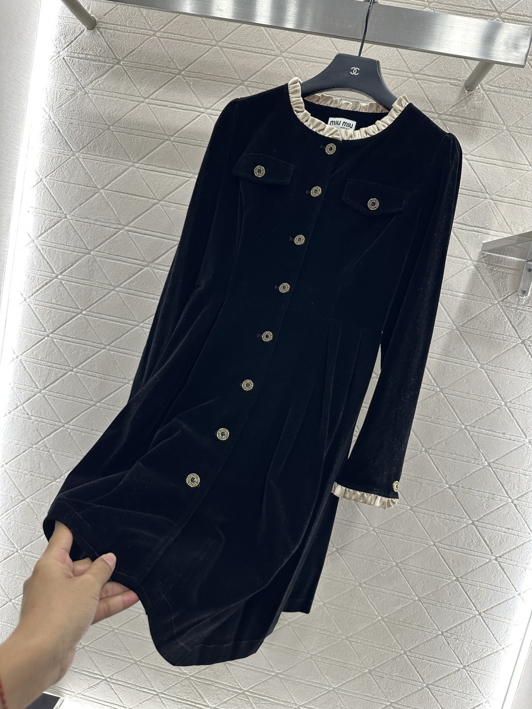 ♥Miumi*♥2025新品上架 圆领木耳边丝绒连衣裙定制YB进口丝绒材质，质感光泽，亲肤舒适，直筒裁剪