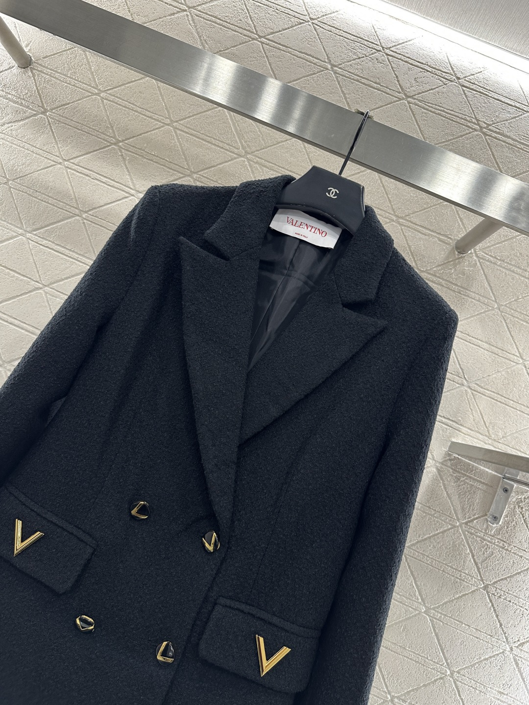 ♥Valentin*♥2025新品上架 镶嵌金标垫肩西装外套定制YB进口毛呢材质，肌理明显，挺括有型，正