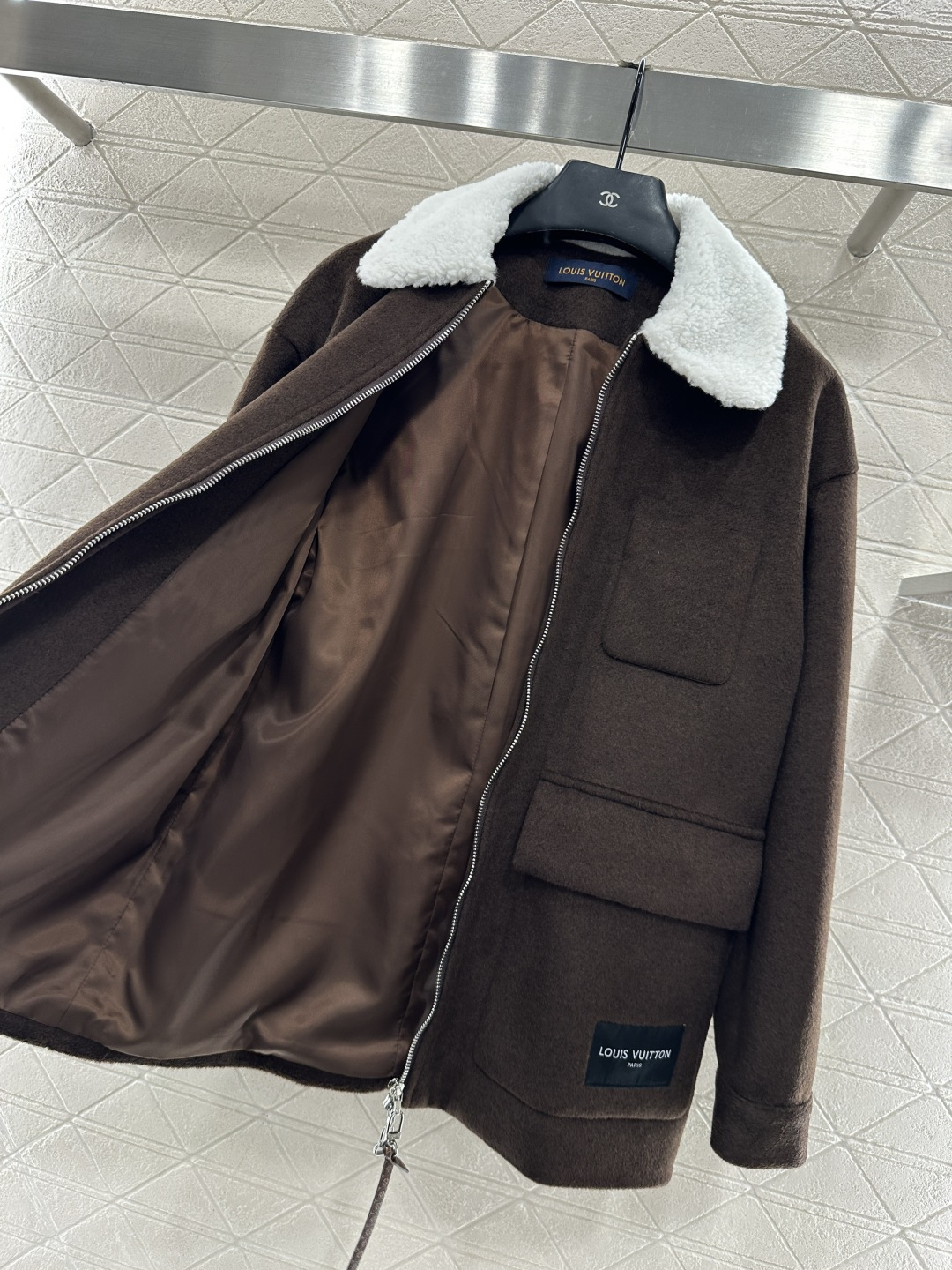 ♥Louis vuitto*♥2025新品上架 羊羔绒翻领中长款外套定制YB羊毛呢➕泰迪羊羔绒材质，大身
