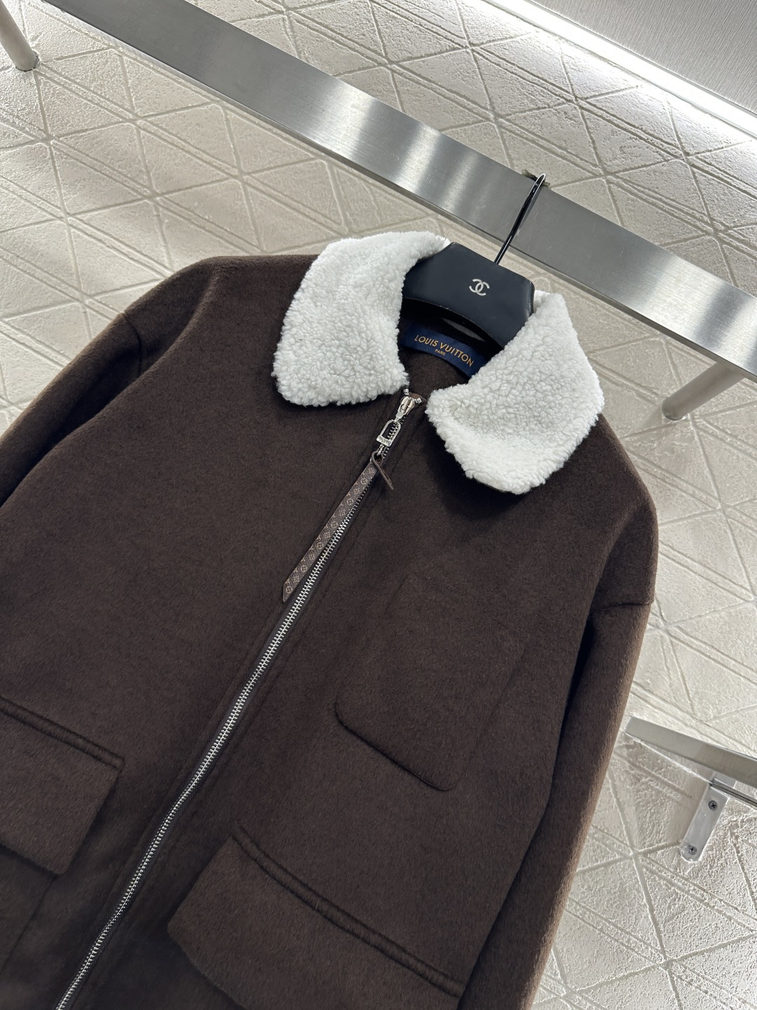 ♥Louis vuitto*♥2025新品上架 羊羔绒翻领中长款外套定制YB羊毛呢➕泰迪羊羔绒材质，大身