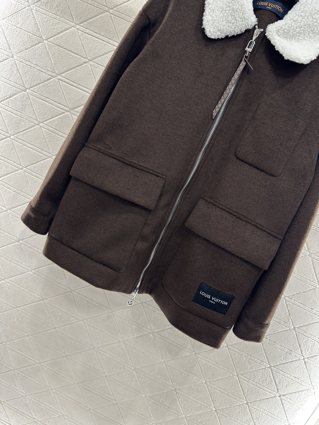 ♥Louis vuitto*♥2025新品上架 羊羔绒翻领中长款外套定制YB羊毛呢➕泰迪羊羔绒材质，大身