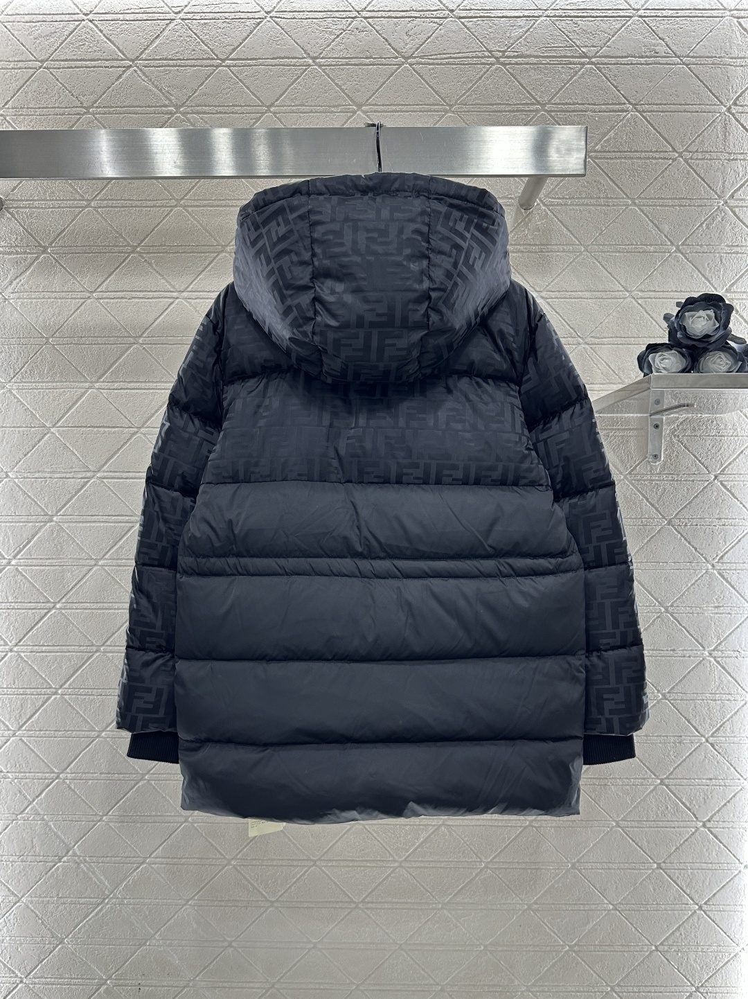 ♥Fend*♥2025新品上架 连帽收腰提花中长款羽绒服定制YB防风防水尼龙材质，白鹅绒填充内里，整件轻