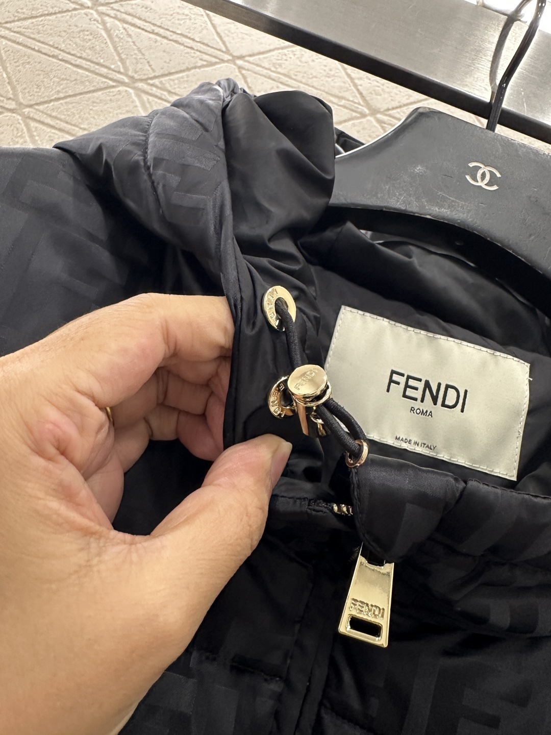 ♥Fend*♥2025新品上架 连帽收腰提花中长款羽绒服定制YB防风防水尼龙材质，白鹅绒填充内里，整件轻