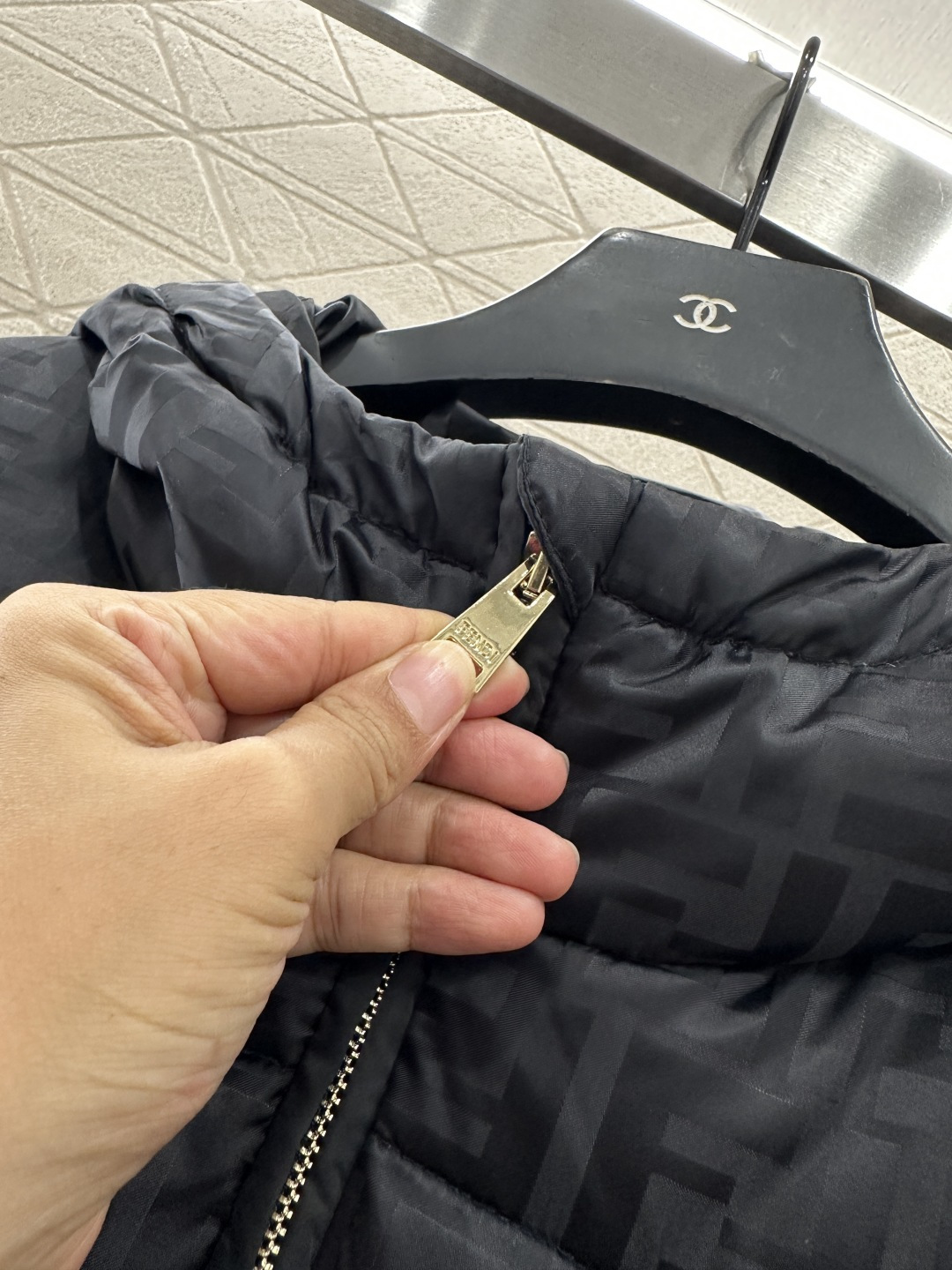 ♥Fend*♥2025新品上架 连帽收腰提花中长款羽绒服定制YB防风防水尼龙材质，白鹅绒填充内里，整件轻