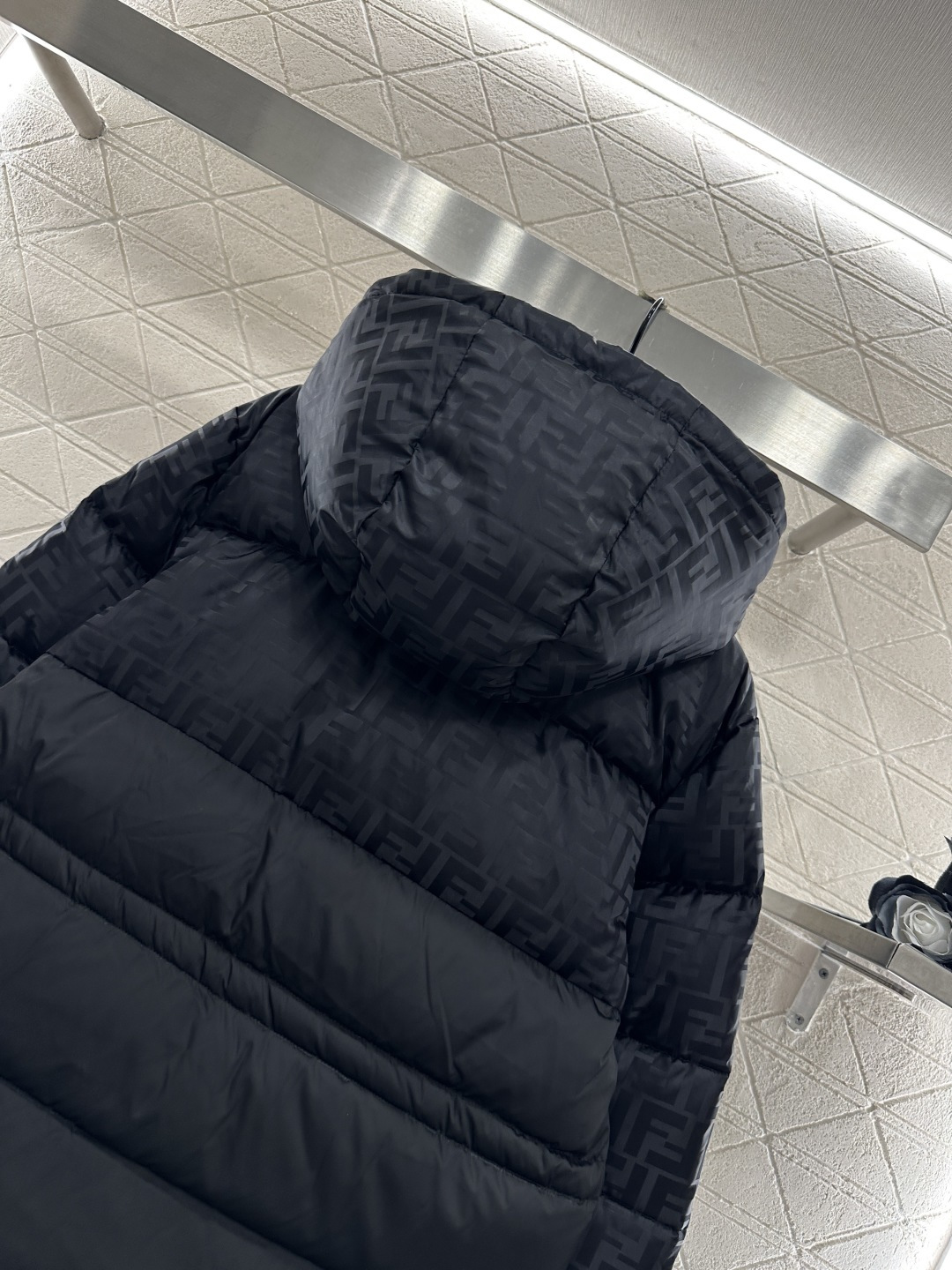 ♥Fend*♥2025新品上架 连帽收腰提花中长款羽绒服定制YB防风防水尼龙材质，白鹅绒填充内里，整件轻