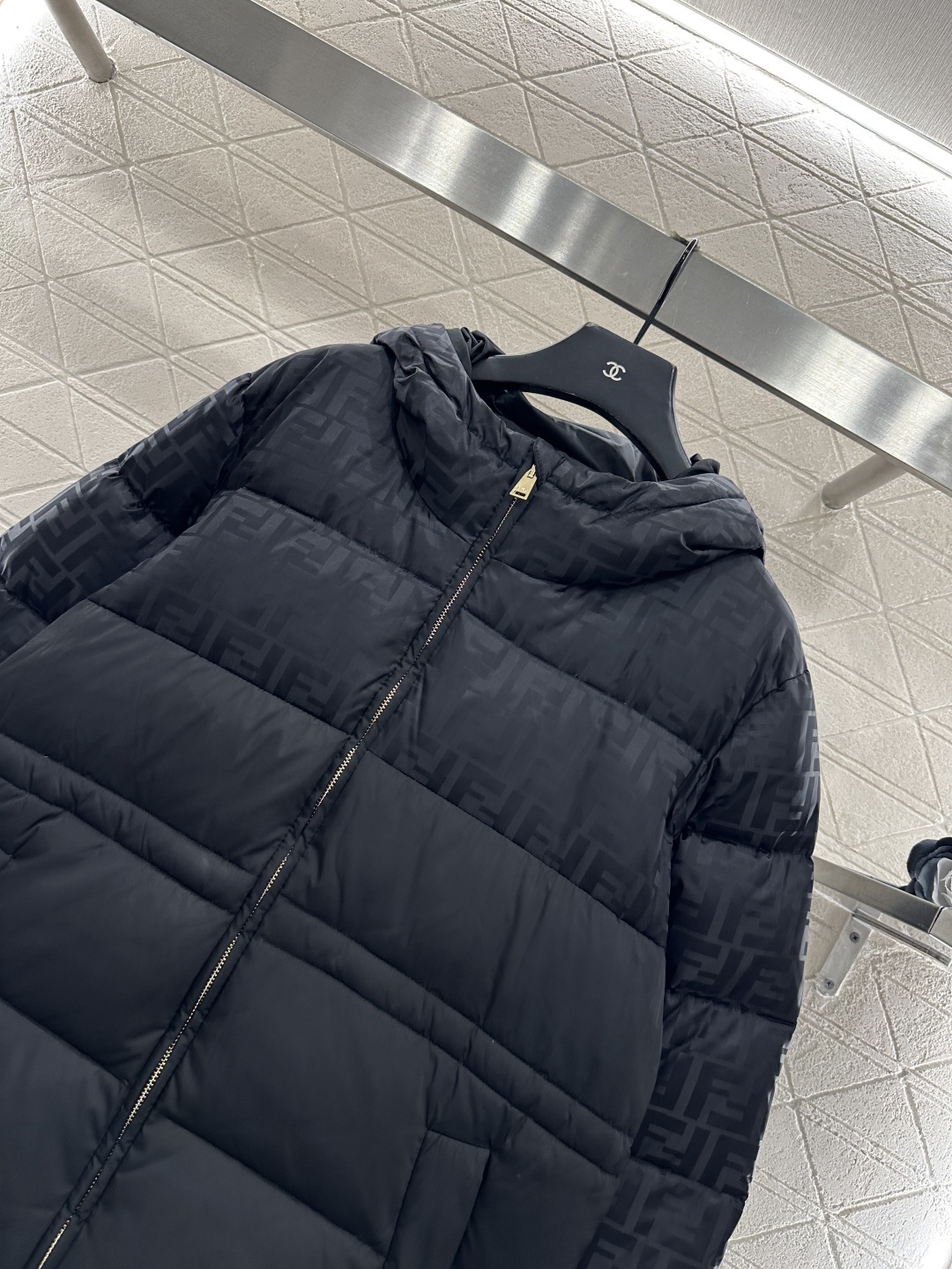 ♥Fend*♥2025新品上架 连帽收腰提花中长款羽绒服定制YB防风防水尼龙材质，白鹅绒填充内里，整件轻