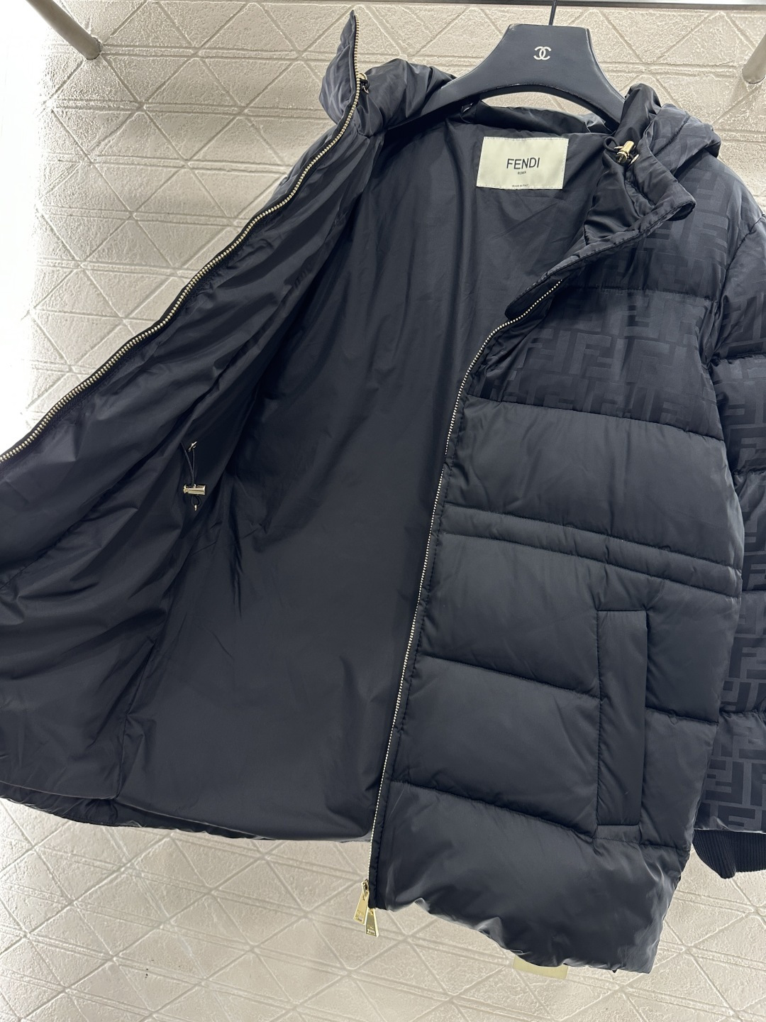 ♥Fend*♥2025新品上架 连帽收腰提花中长款羽绒服定制YB防风防水尼龙材质，白鹅绒填充内里，整件轻