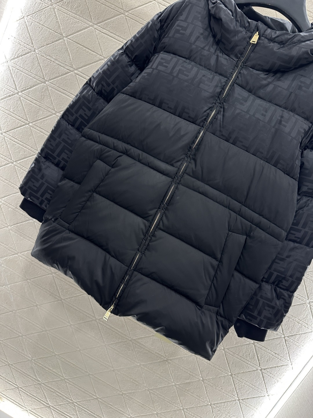 ♥Fend*♥2025新品上架 连帽收腰提花中长款羽绒服定制YB防风防水尼龙材质，白鹅绒填充内里，整件轻