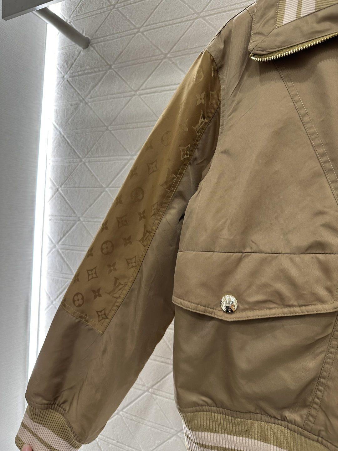 ♥Louis vuitto*♥2025新品上架 立领棉服外套定制YB进口防水防风尼龙材质，羽绒棉填充内里