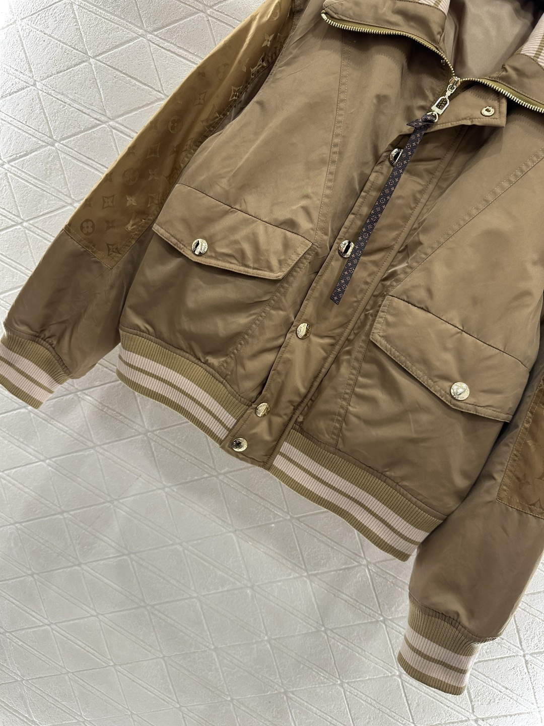 ♥Louis vuitto*♥2025新品上架 立领棉服外套定制YB进口防水防风尼龙材质，羽绒棉填充内里