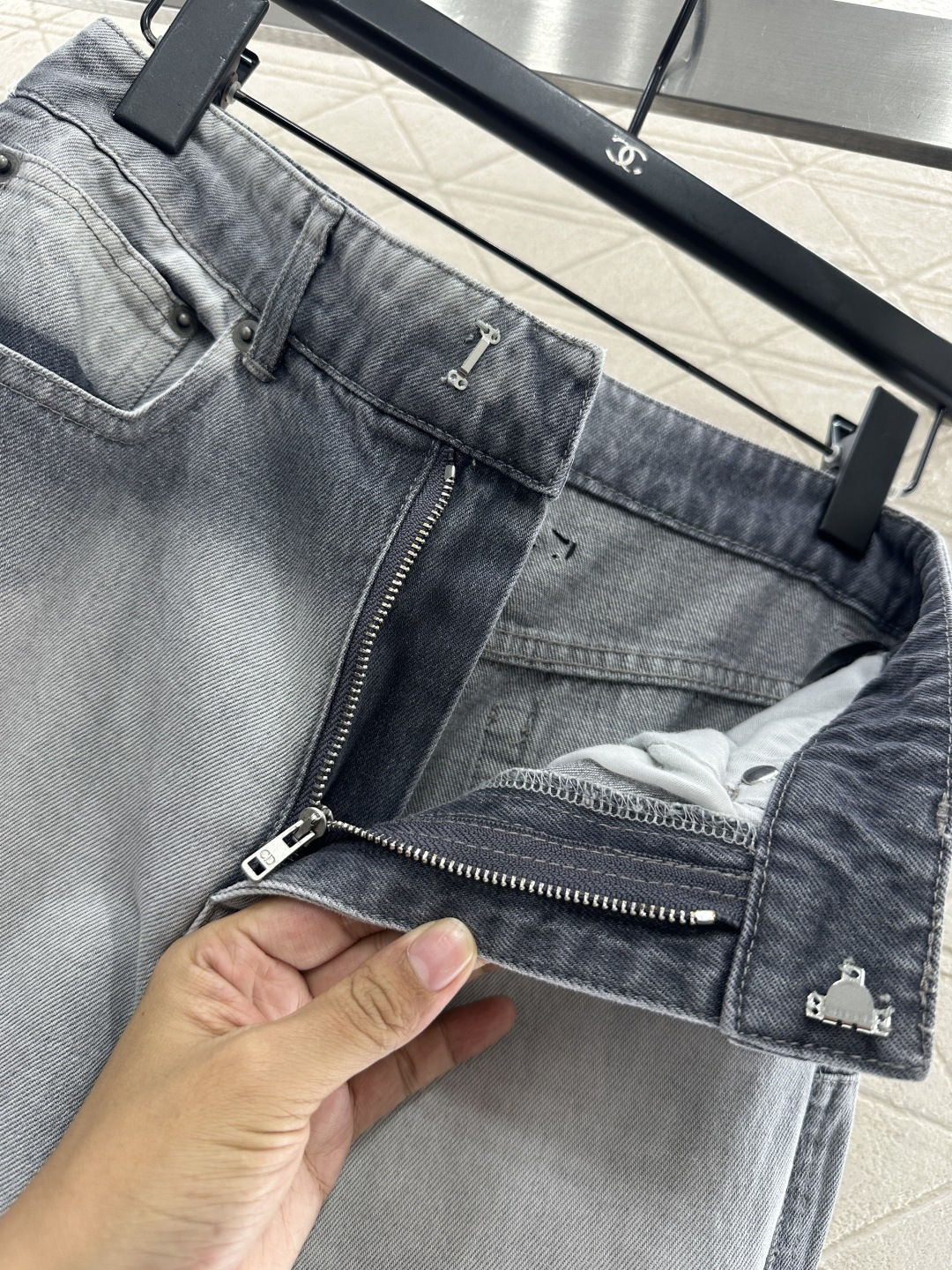 ♥Dio*♥2025新品上架 磨白晕染牛仔长裤定制YB斜纹棉牛仔面料，透气性佳，柔软亲肤，高腰系扣对称口