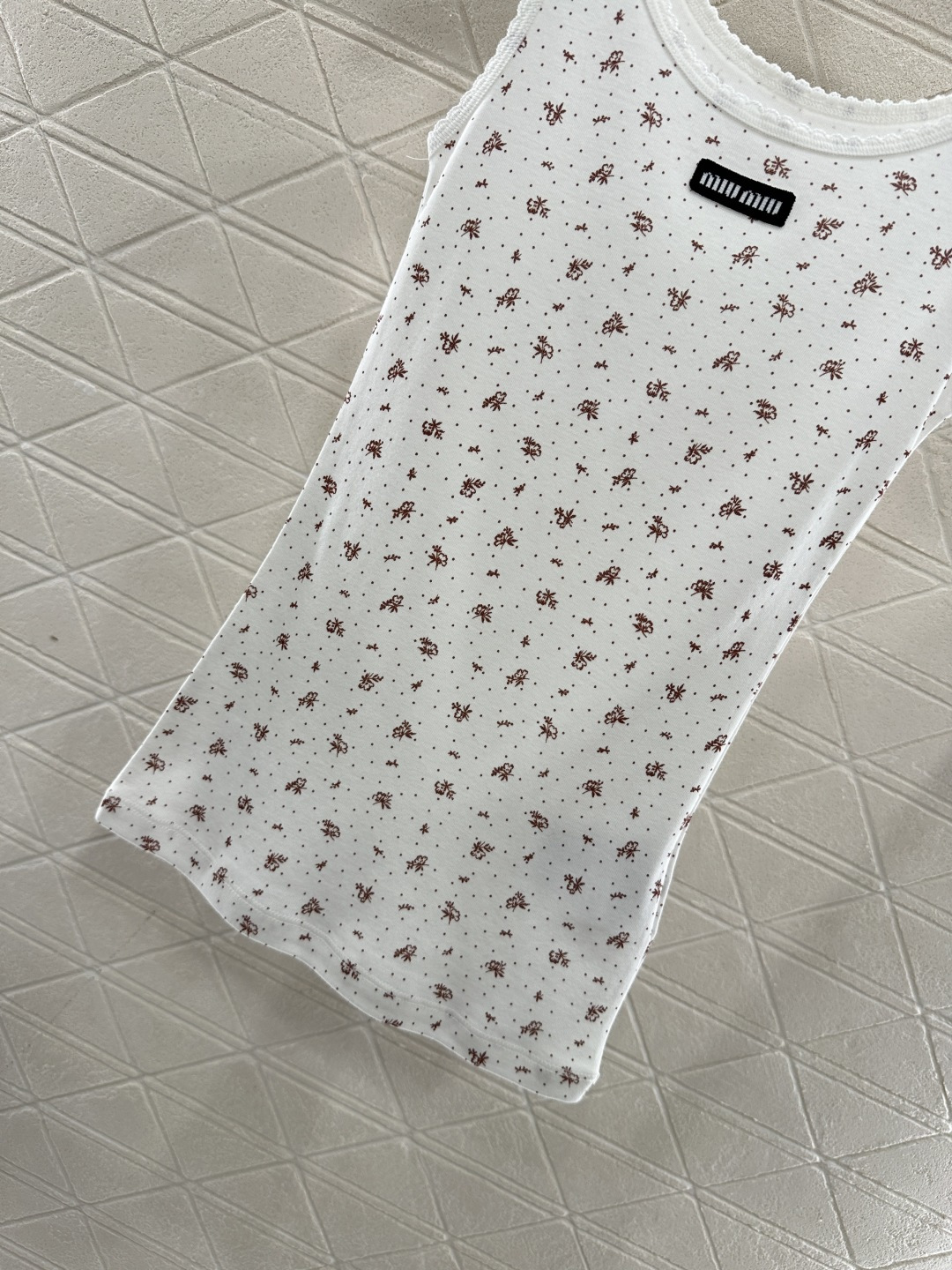 ♥Miuni*♥2025新品上架 修身U领碎花背心定制YB斜纹全棉材质，清透舒适，弹力十足，U型领修身背