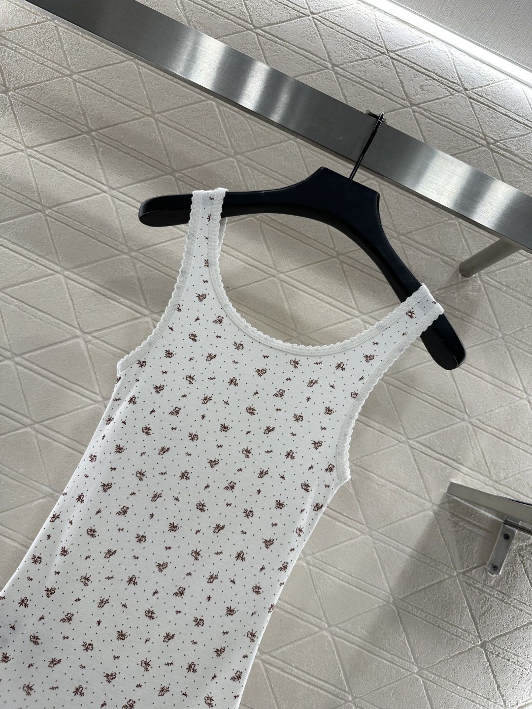 ♥Miuni*♥2025新品上架 修身U领碎花背心定制YB斜纹全棉材质，清透舒适，弹力十足，U型领修身背