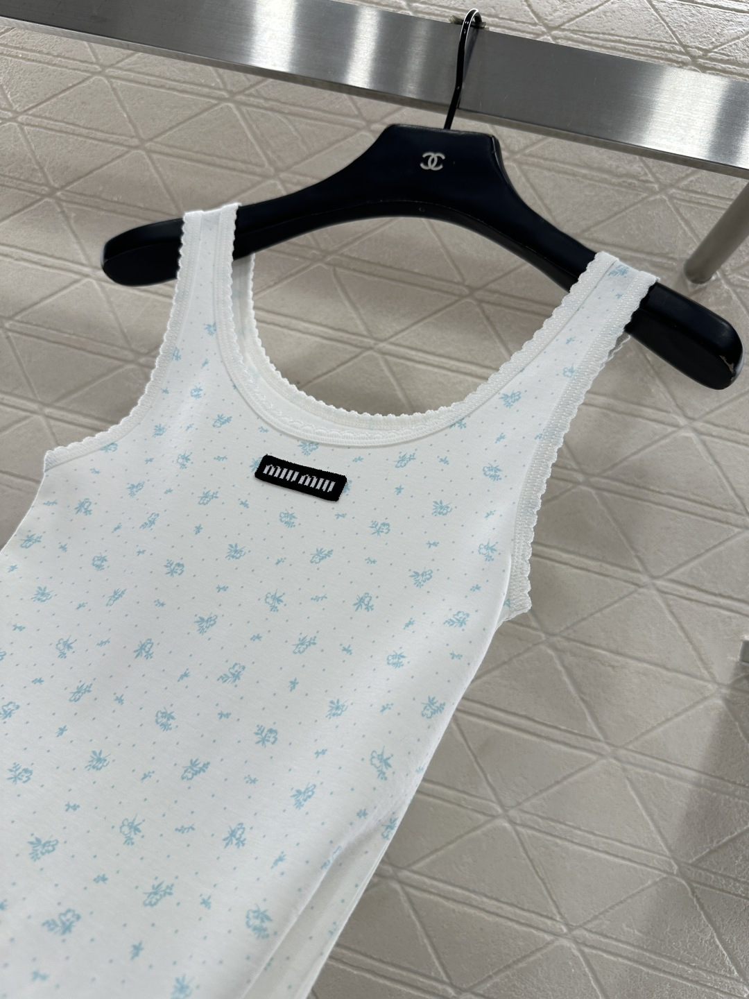 ♥Miuni*♥2025新品上架 修身U领碎花背心定制YB斜纹全棉材质，清透舒适，弹力十足，U型领修身背