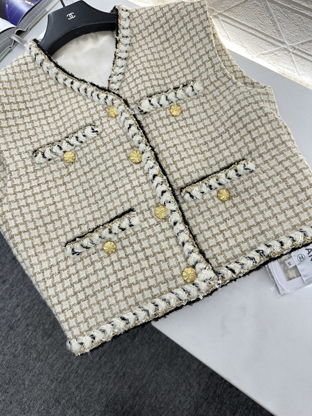 ♥Chane*♥2025新品上架 编织格纹马甲定制YB进口粗纺羊毛呢材质，肌理明显，质感上乘，粗花毛呢面