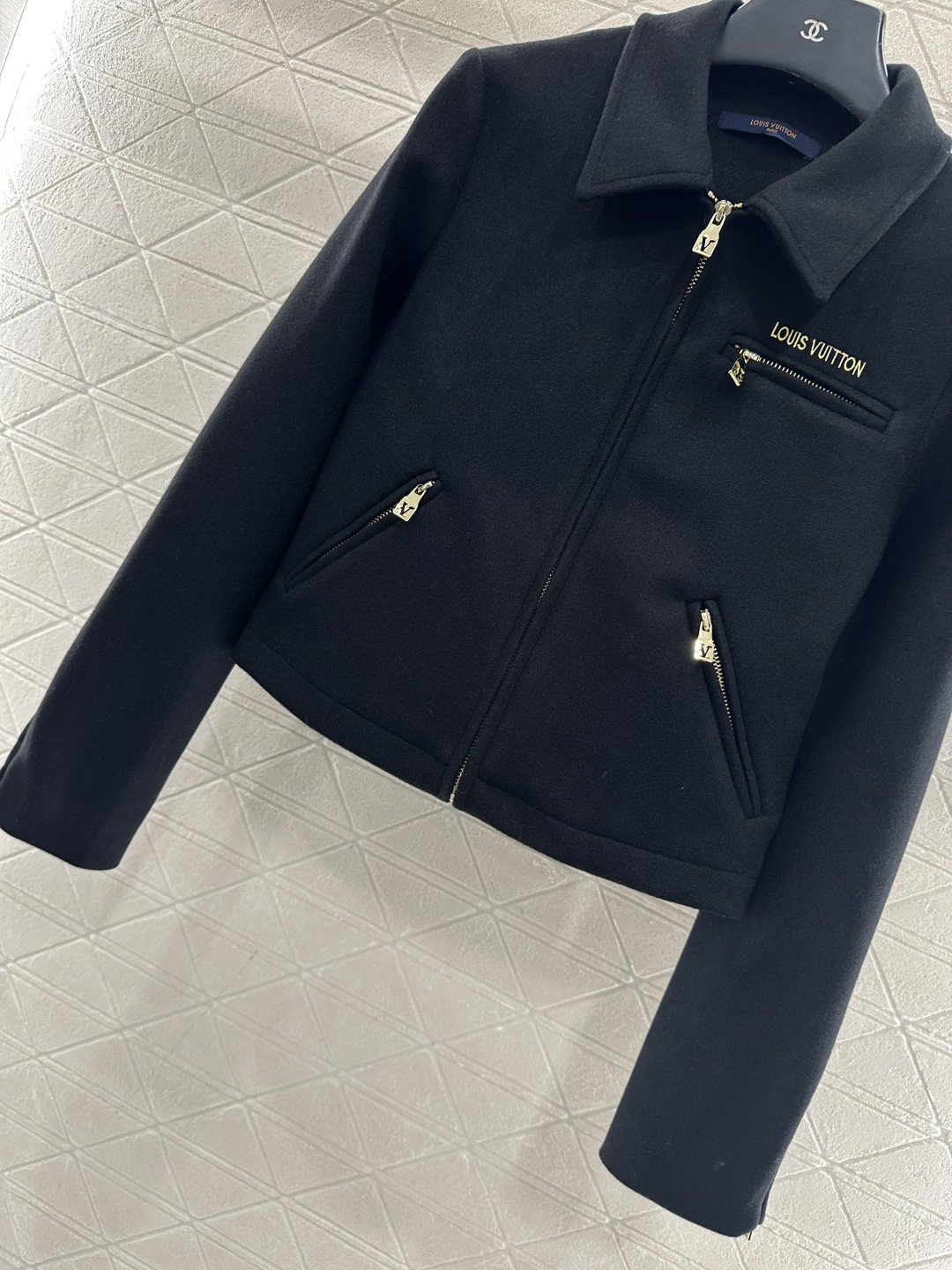♥Louis vuitto*♥2025新品上架 毛呢翻领夹克外套定制YB进口毛呢材质，肌理明显，挺括有型