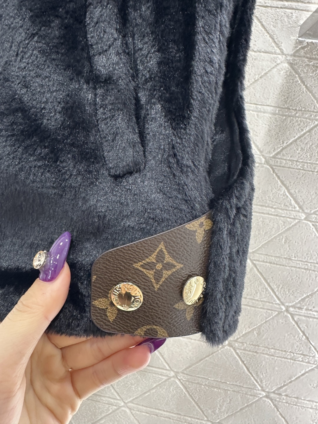 ♥Louis Vuitto*♥2025新品上架 连帽毛绒坎肩马甲定制YB进口短毛绒材质，质感光泽，软糯亲