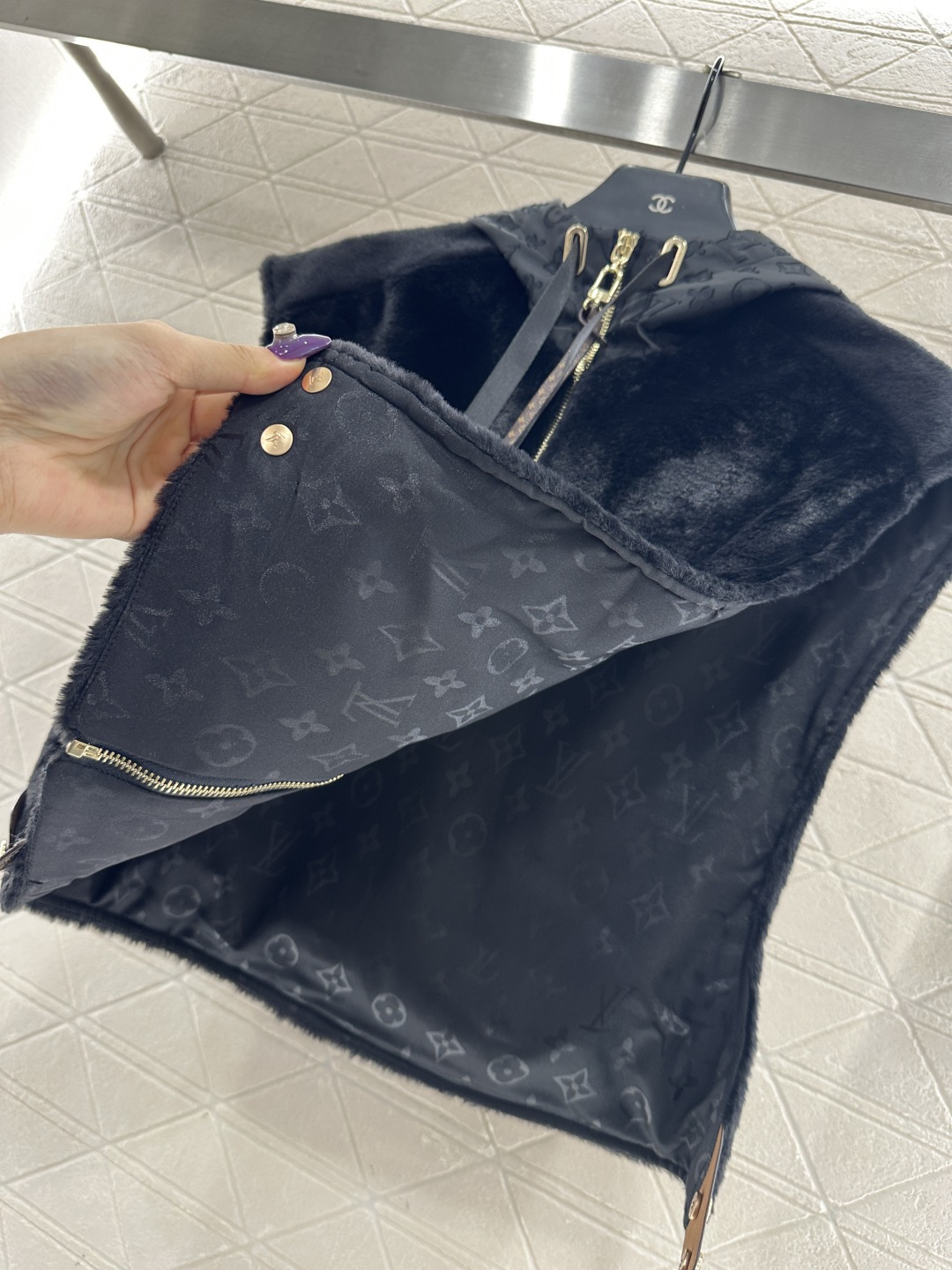 ♥Louis Vuitto*♥2025新品上架 连帽毛绒坎肩马甲定制YB进口短毛绒材质，质感光泽，软糯亲