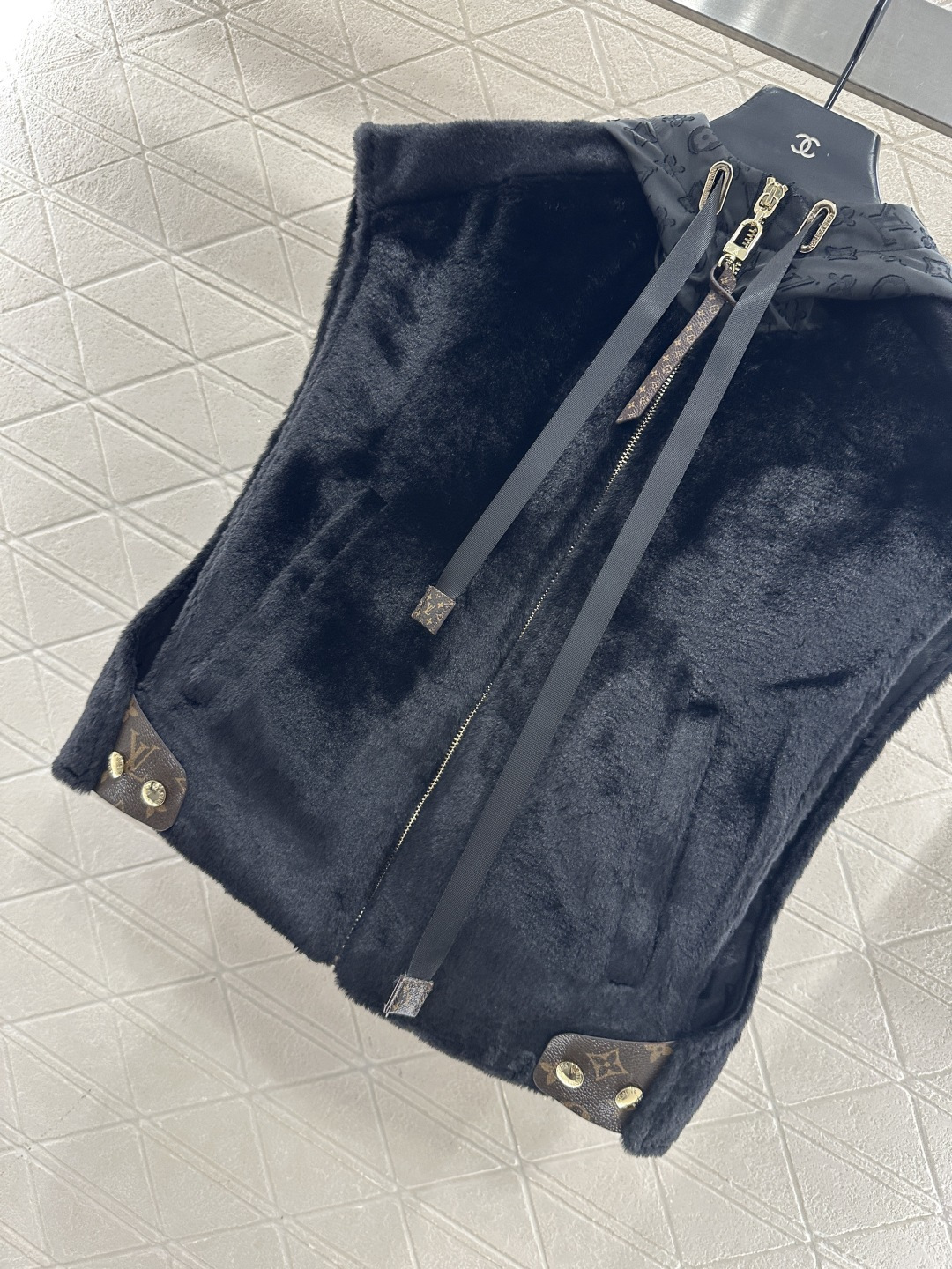 ♥Louis Vuitto*♥2025新品上架 连帽毛绒坎肩马甲定制YB进口短毛绒材质，质感光泽，软糯亲