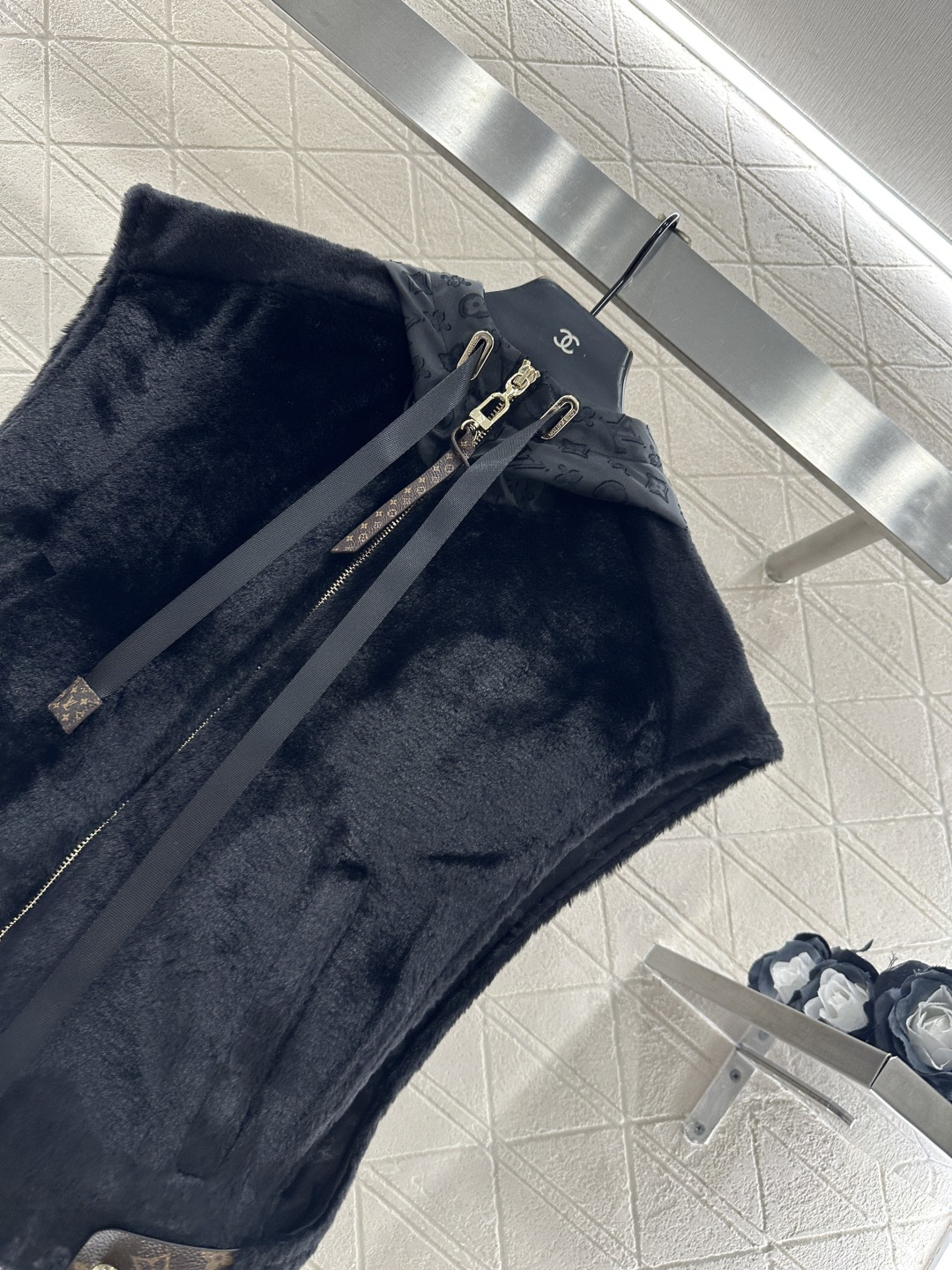 ♥Louis Vuitto*♥2025新品上架 连帽毛绒坎肩马甲定制YB进口短毛绒材质，质感光泽，软糯亲