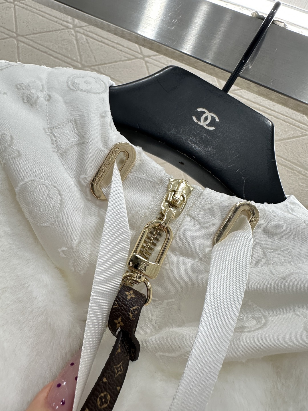 ♥Louis Vuitto*♥2025新品上架 连帽毛绒坎肩马甲定制YB进口短毛绒材质，质感光泽，软糯亲