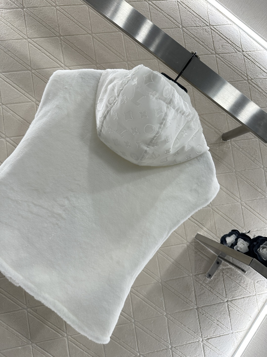 ♥Louis Vuitto*♥2025新品上架 连帽毛绒坎肩马甲定制YB进口短毛绒材质，质感光泽，软糯亲