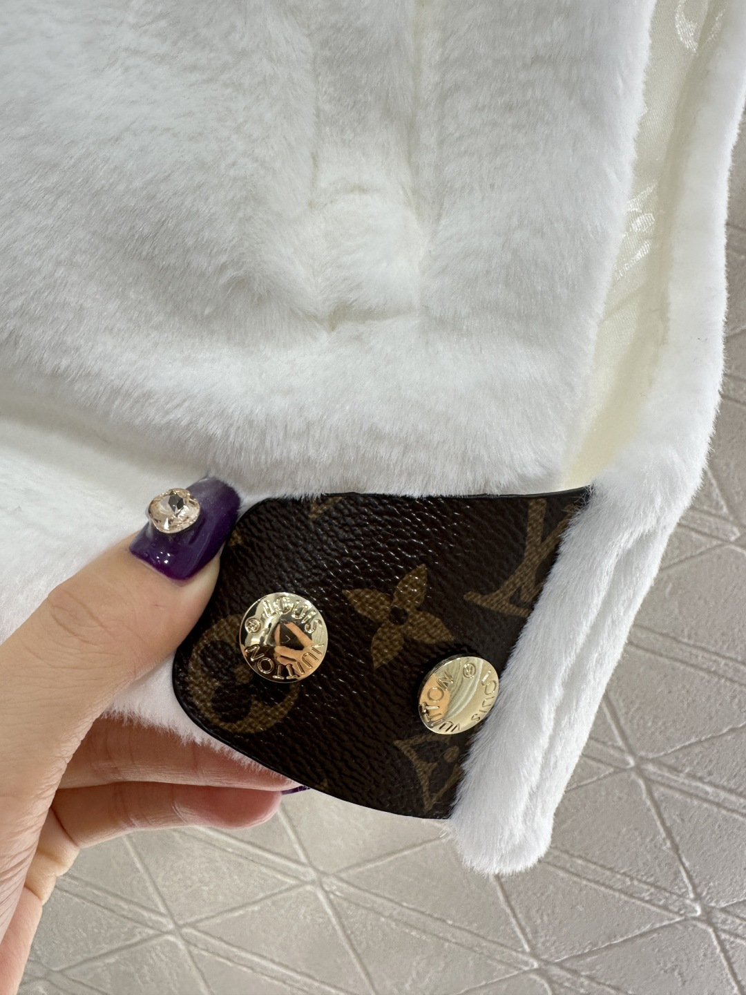 ♥Louis Vuitto*♥2025新品上架 连帽毛绒坎肩马甲定制YB进口短毛绒材质，质感光泽，软糯亲