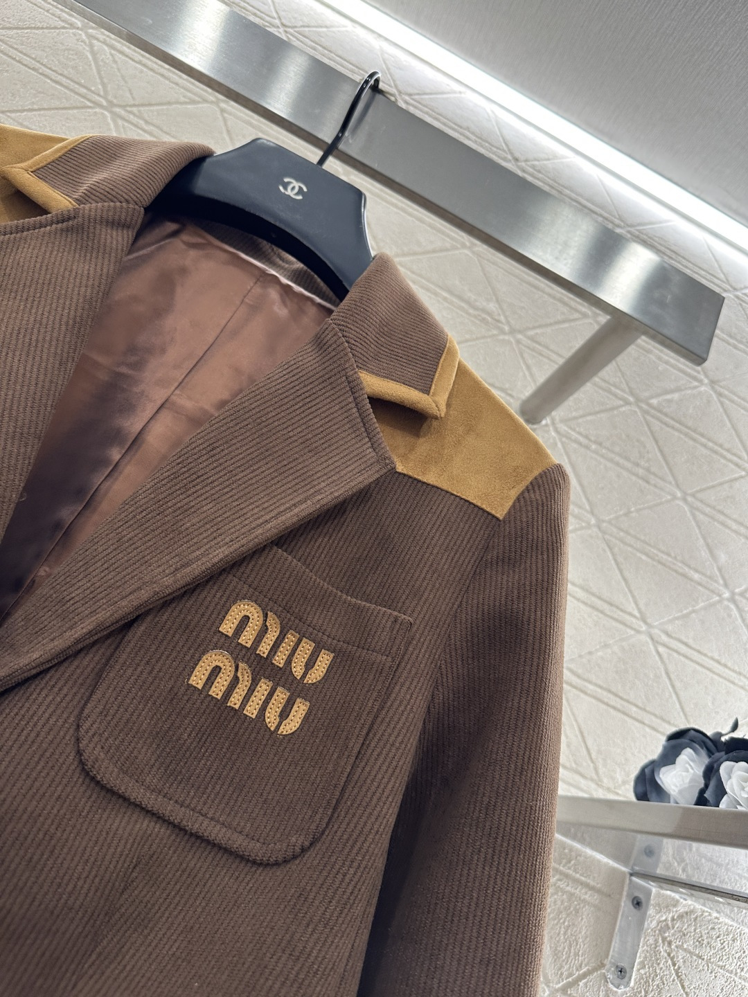 ♥Miumi*♥2025新品上架 灯芯绒撞色外套定制YB进口灯芯绒材质，质感高级，舒适挺括。翻领西装外套