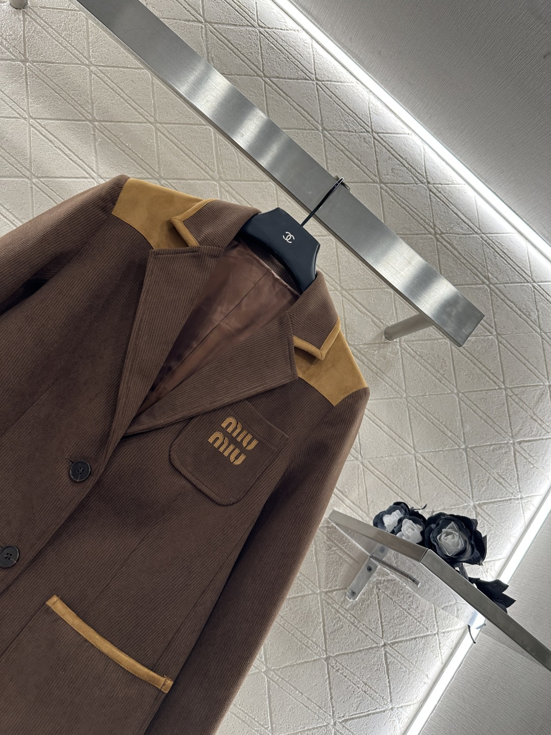 ♥Miumi*♥2025新品上架 灯芯绒撞色外套定制YB进口灯芯绒材质，质感高级，舒适挺括。翻领西装外套