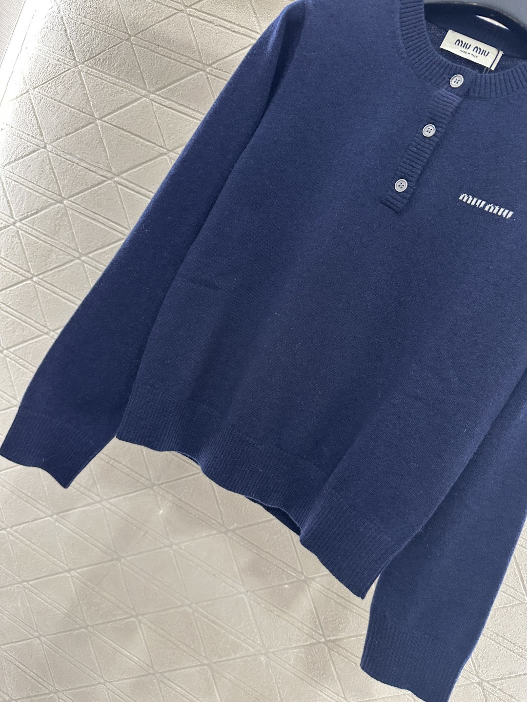 ♥Miumi*♥2025新品上架 纽扣半开襟针织长袖定制YB羊毛纱线织造，质感高级，舒适柔软，圆领针织长